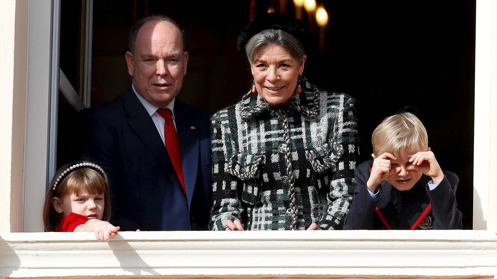 La princesa Carolina, con su hermano y sus sobrinos, suple el sitio de Charlene como primera dama.