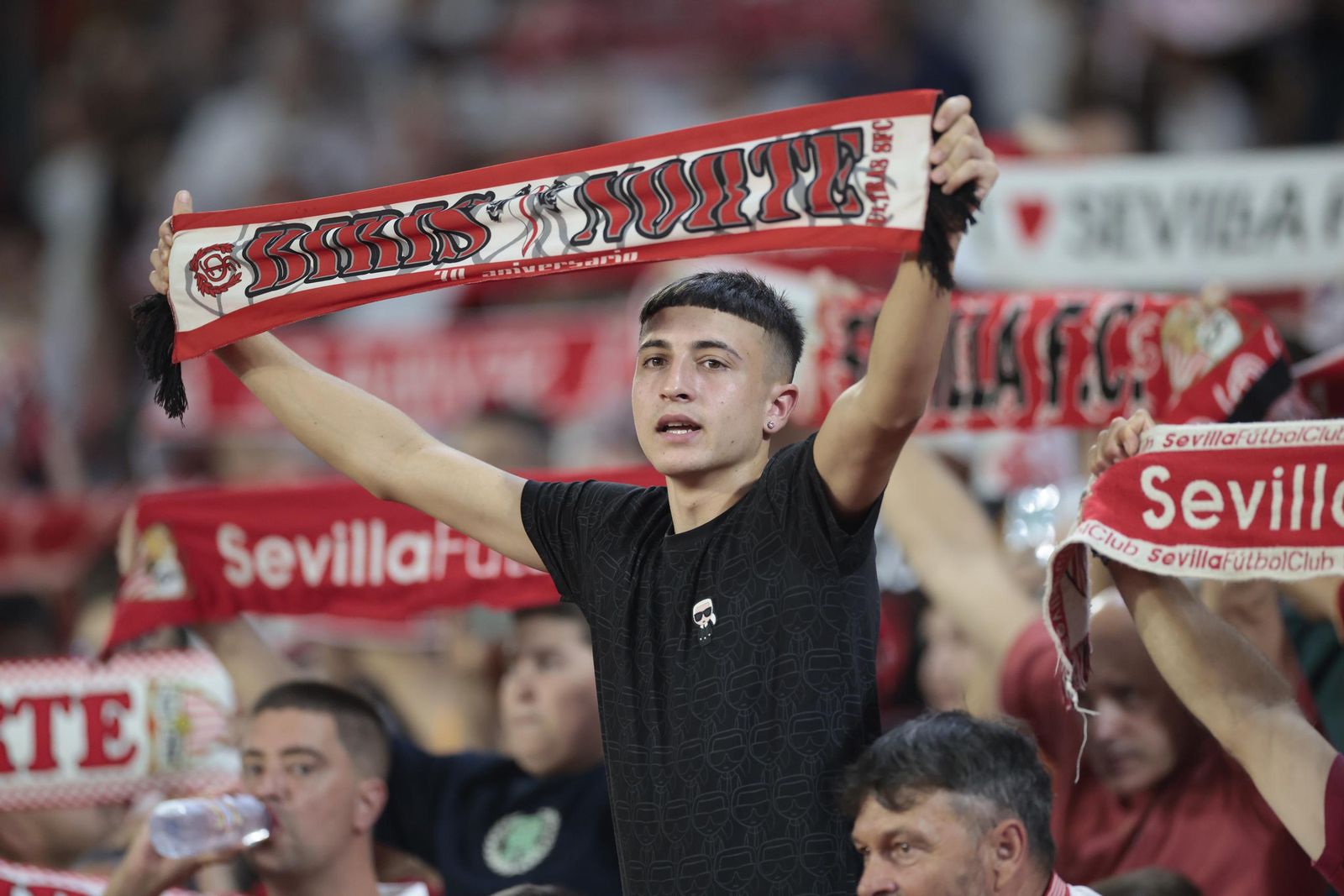 Búscate en las fotos del Sevilla - Elche