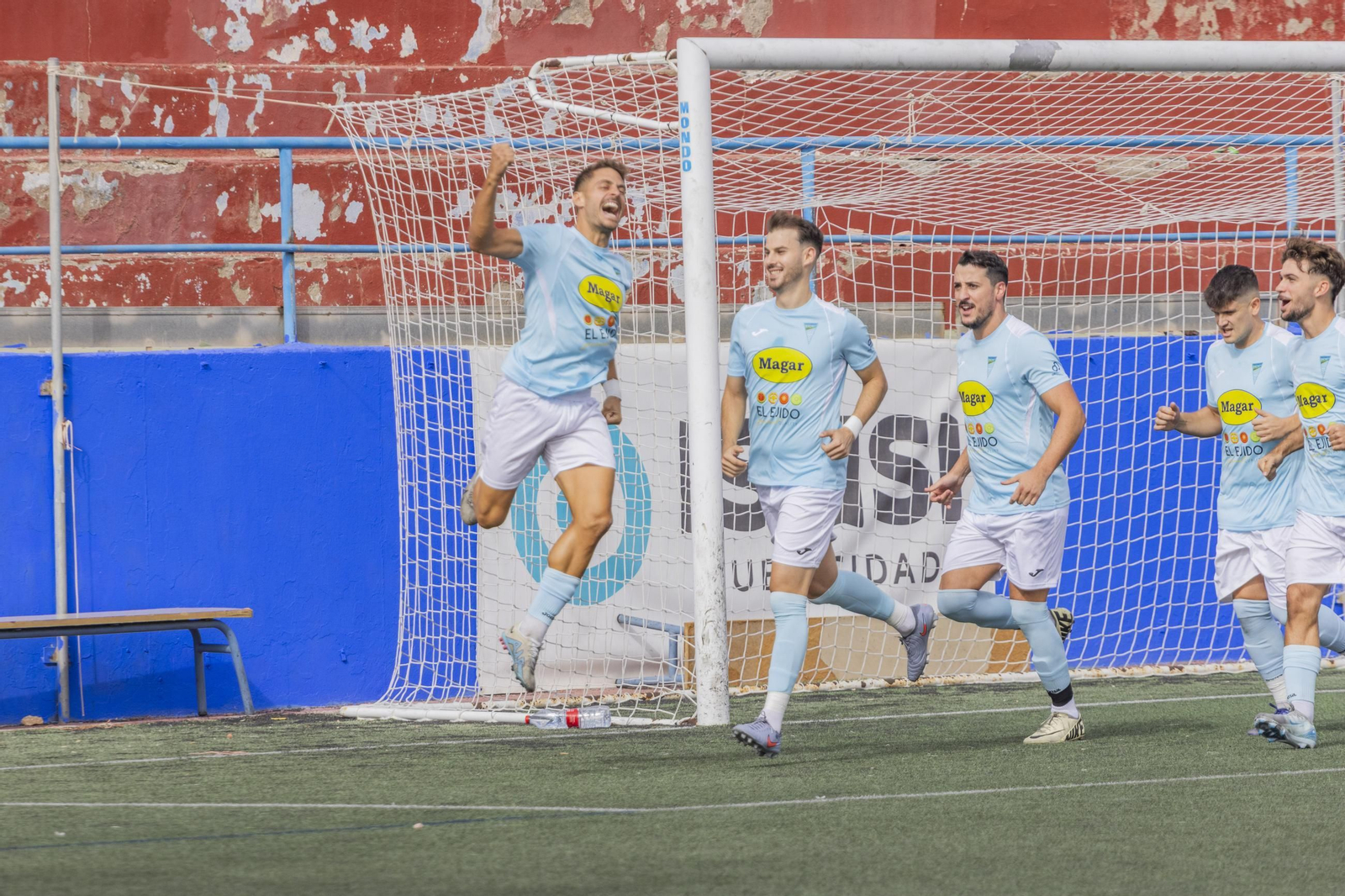 Los celestes celebran uno de sus goles en la visita al Adra Trafalgar en el Estadio de Miramar de esta pasada jornada.