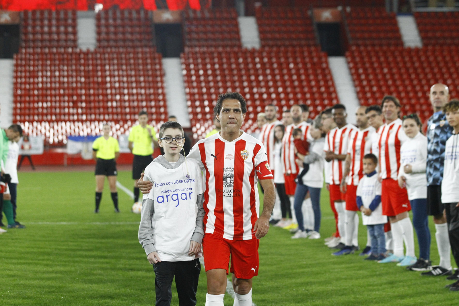 Imágenes del partido homenaje al 'eterno' capitán de la U.D. Almería, José Ortiz