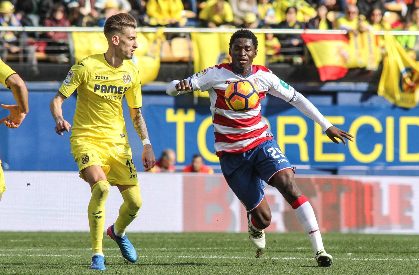 Hongla debutó con el primer equipo del Granada CF en la temporada 2016-2017 en Villarreal.