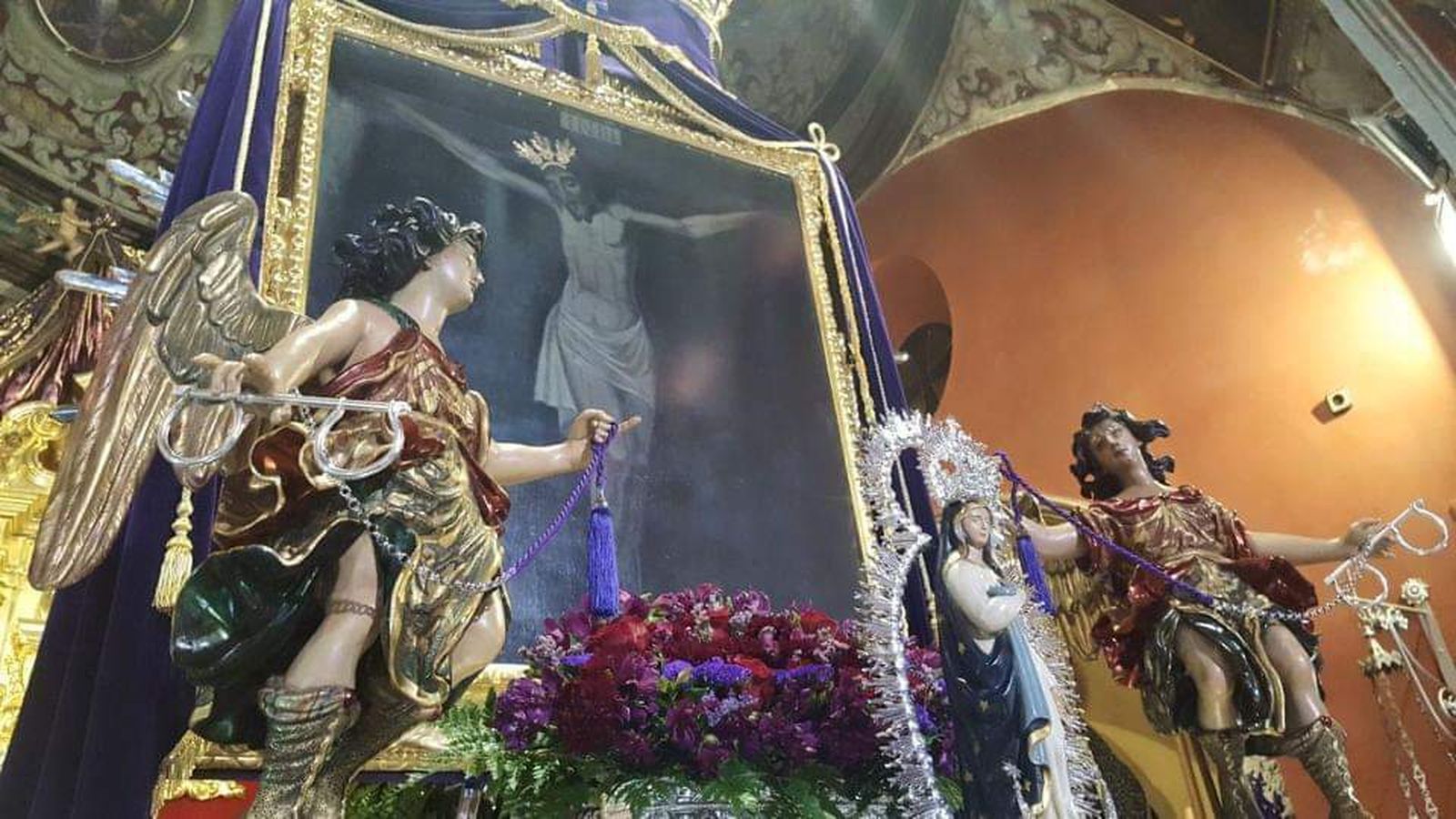 El Cristo de la Cárcel, en el paso en el que se traslada a la parroquia de Santa María de la Asunción, en Mairena del Alcor.