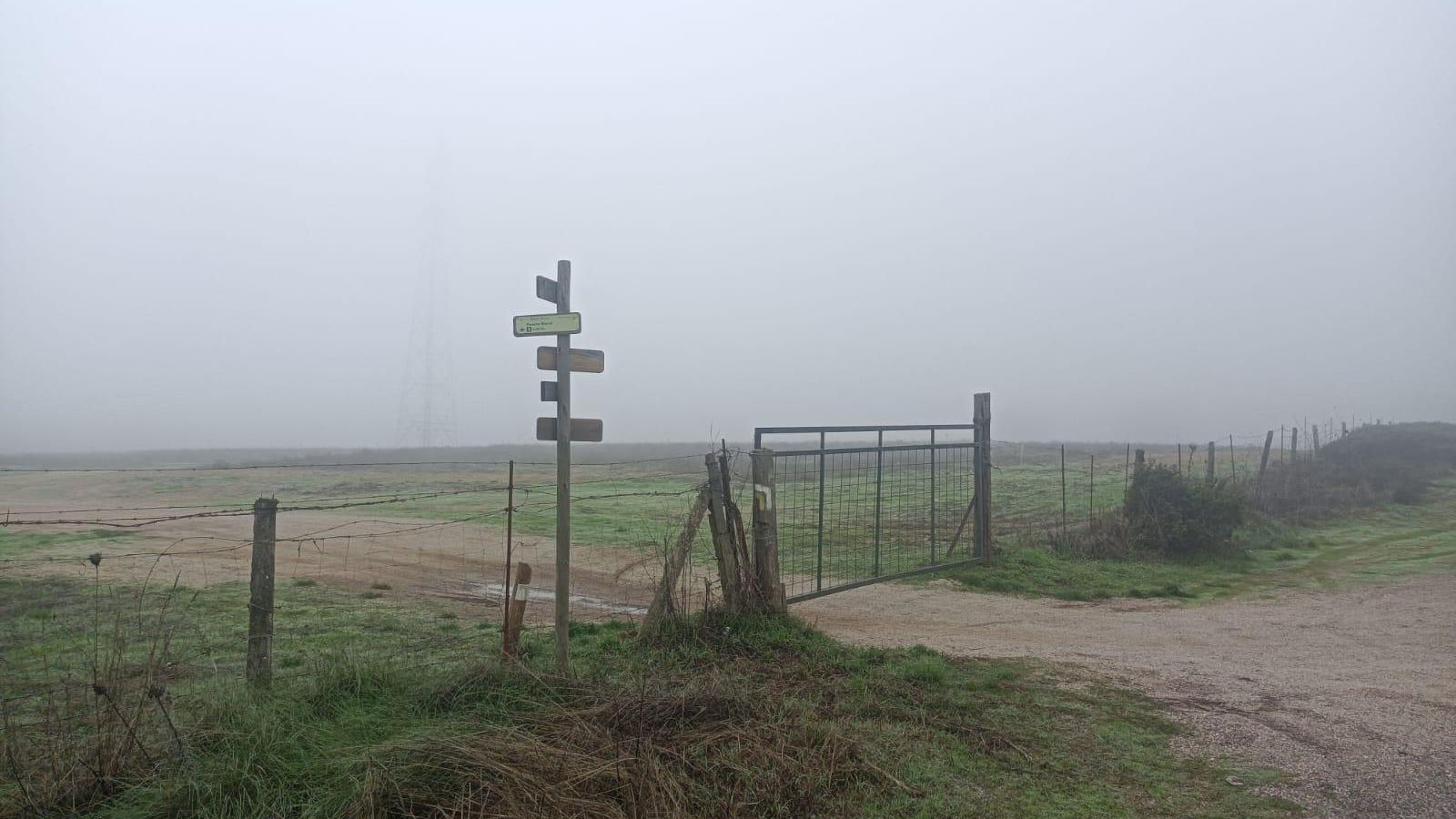 Dejamos la carretera y pasamos esta cancela.