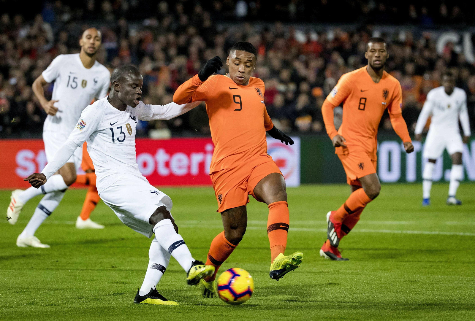 Bergwijn presiona a Kante en el Holanda-Francia de la Liga de Naciones, en noviembre.