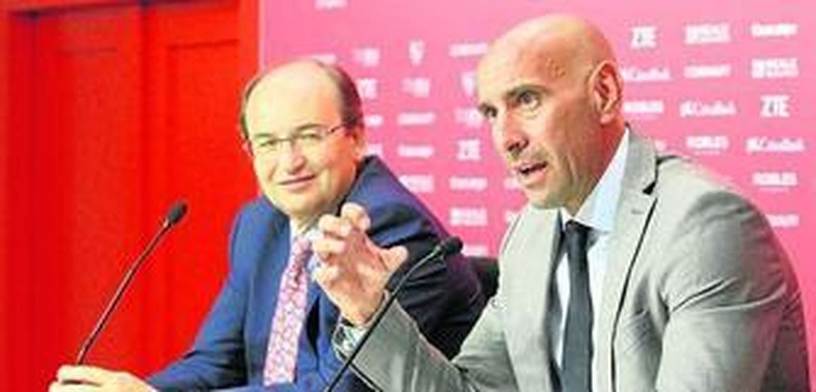José Castro observa a Monchi, en un momento de la rueda de prensa.