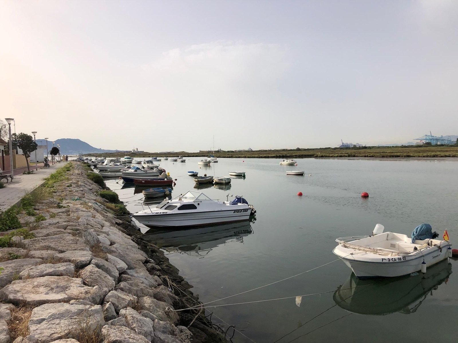 Varias embarcaciones, en la desembocadura del río Palmones.