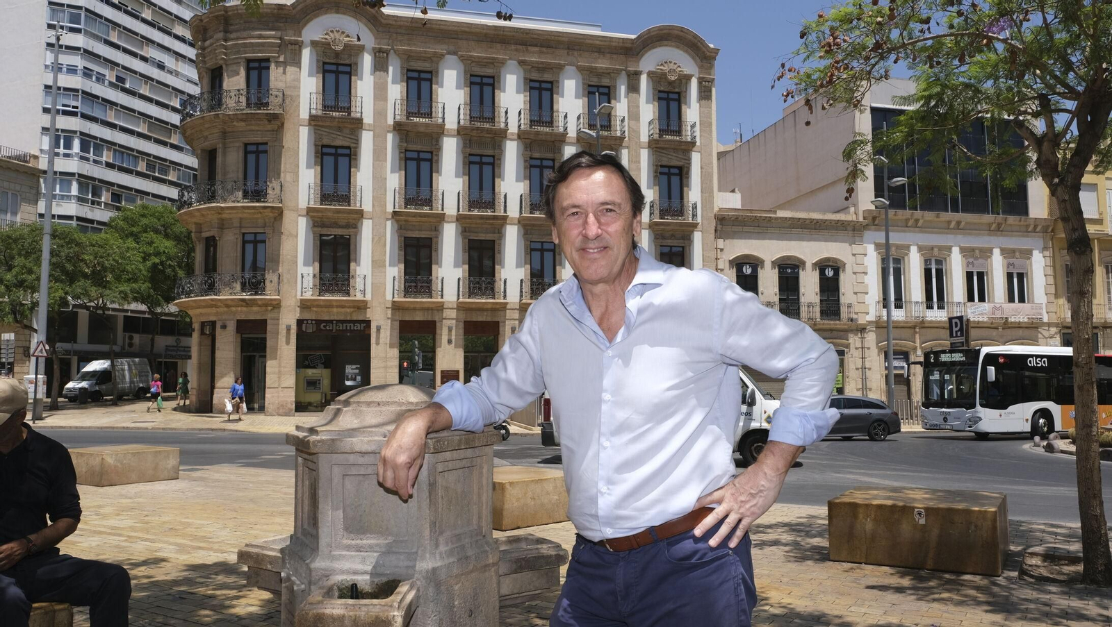 El político almeriense (de origen alcarreño), posado en el mítico cañillo de la Puerta Purchena con el Edificio de Las Mariposas de fondo.