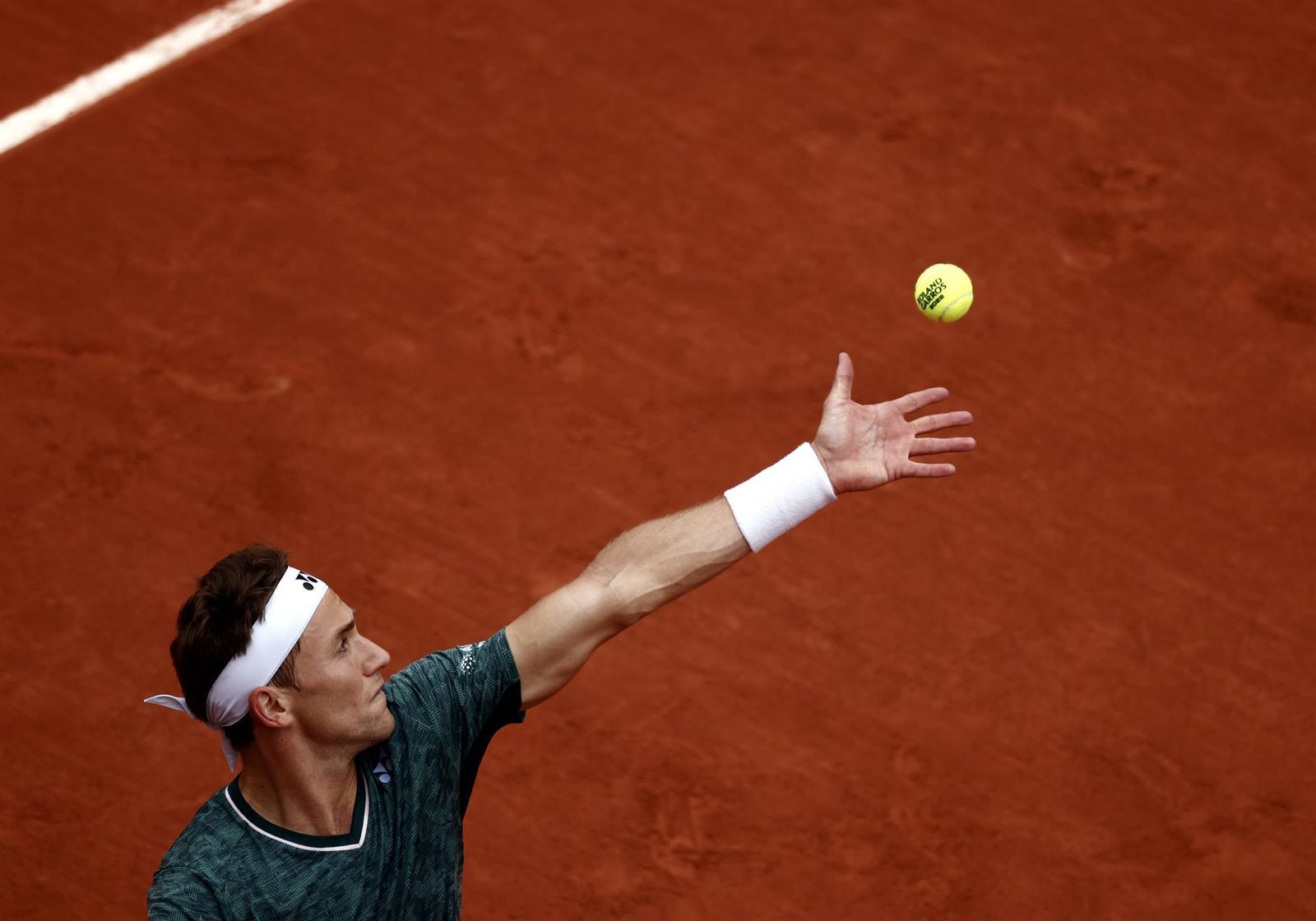 Ruud en un saque durante el partido
