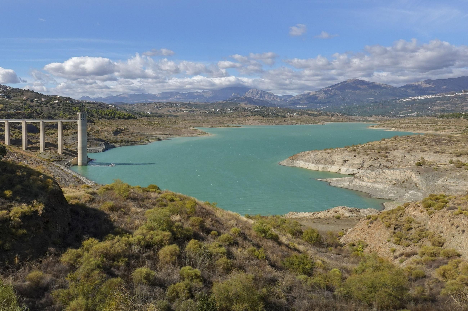 El embalse de La Viñuela, el más grande de la provincia, situado en la comarca de la Axarquía.