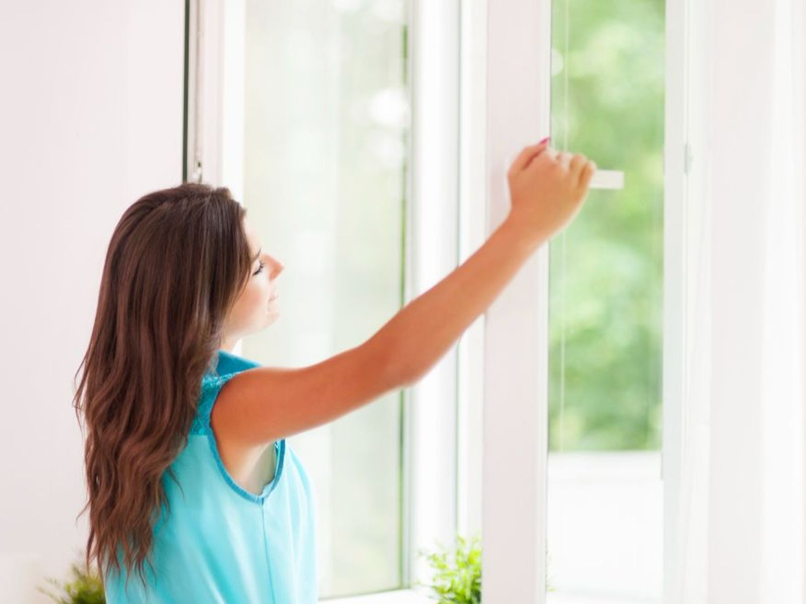 Mujer abriendo la ventana