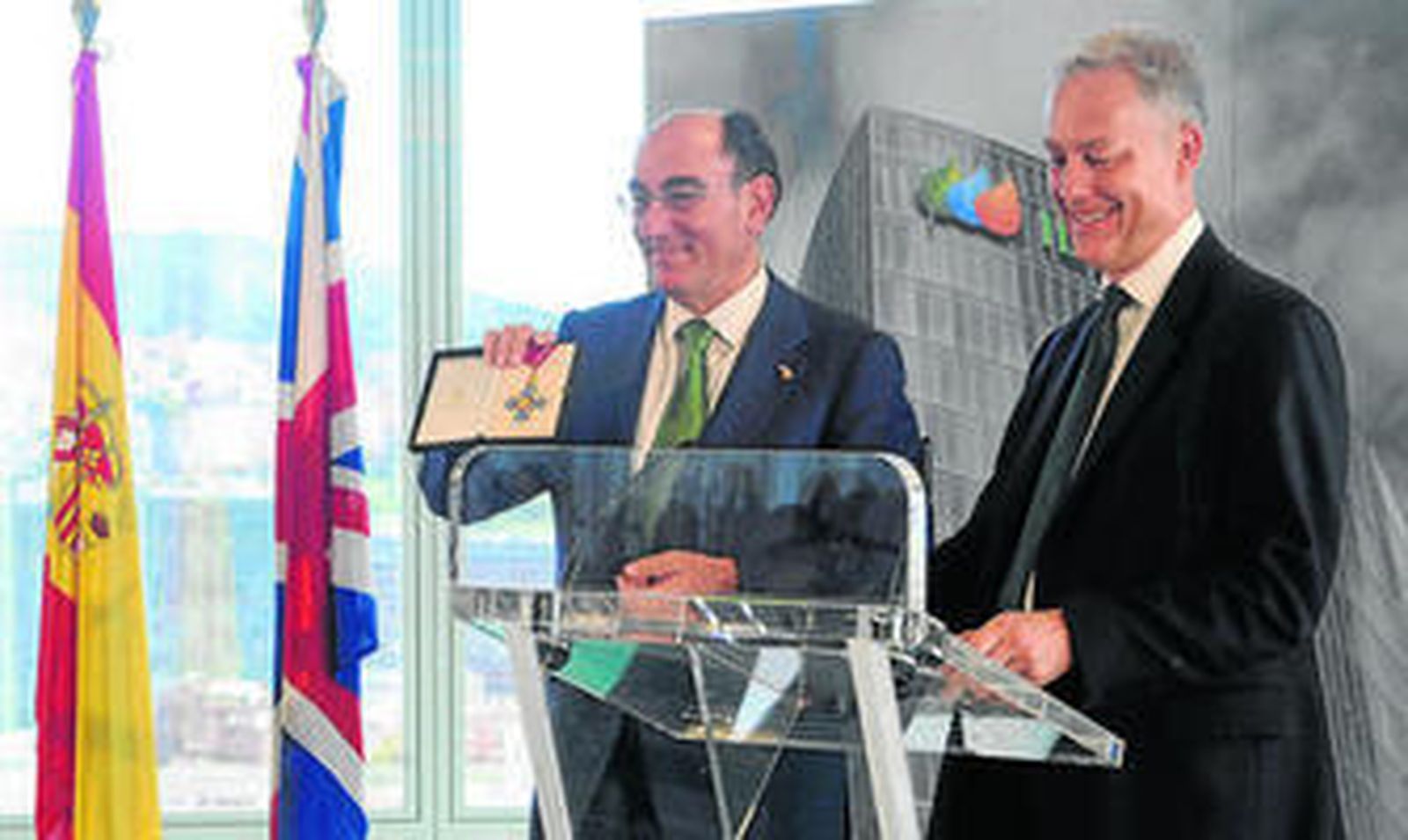 El presidente de Iberdrola, Ignacio Sánchez Galán, y el embajador del Reino Unido en España, Simon Manley.