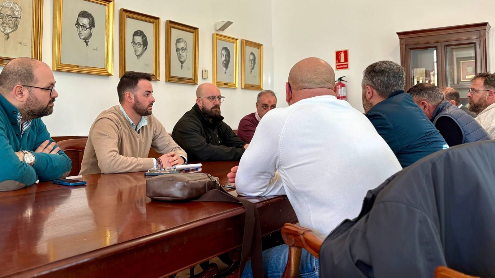 Una imagen de la reunión de los responsables municipales con el comité de trabajadores.