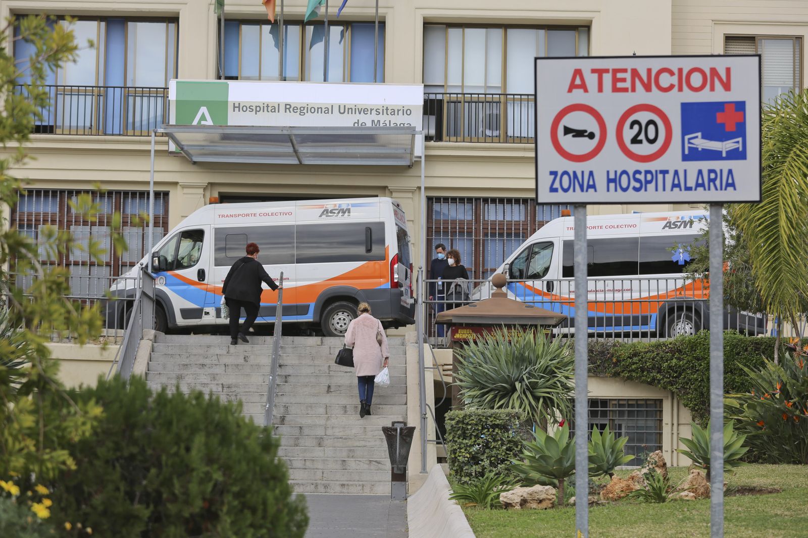 Ambulancias ante el Hospital Regional de Málaga.