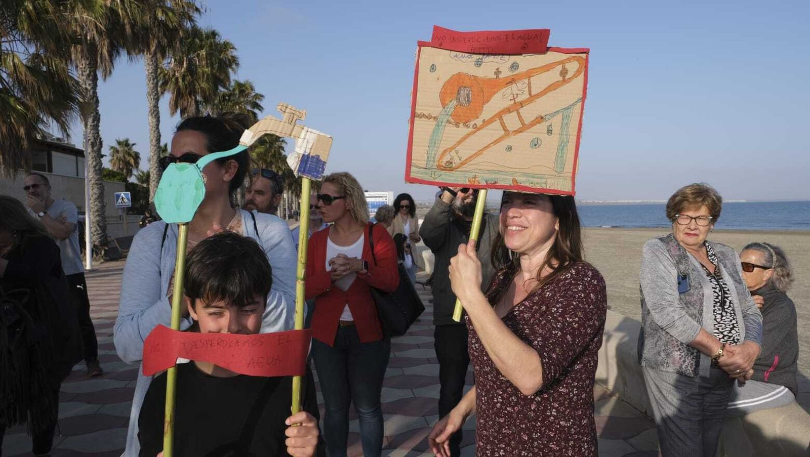 Protesta vecinal en la que han participado niños con pancartas dibujadas