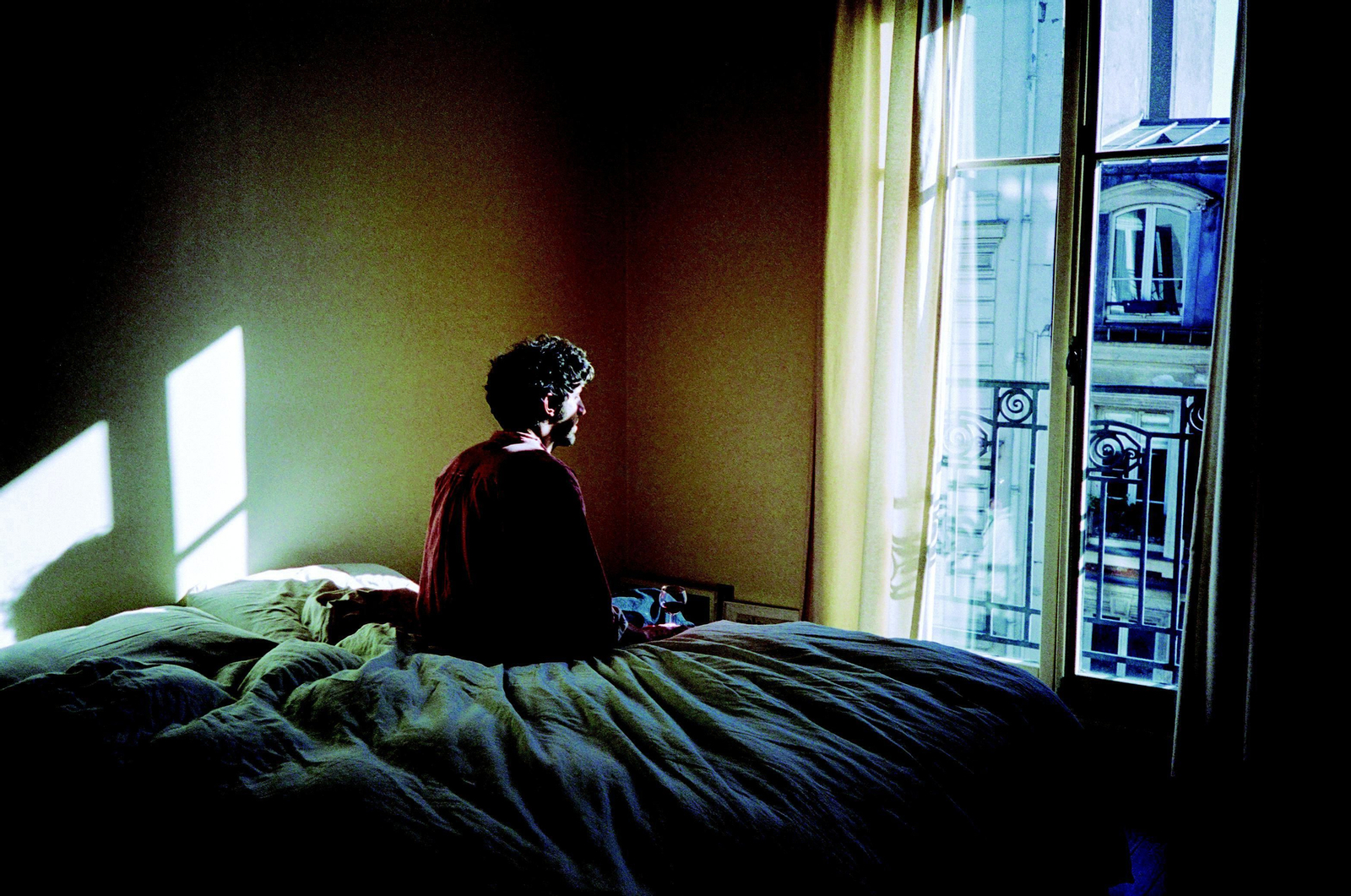 Fotografía de Alba Fredenand, 'Henry en la ventana', que se expone en Sevilla Fashion Outlet.