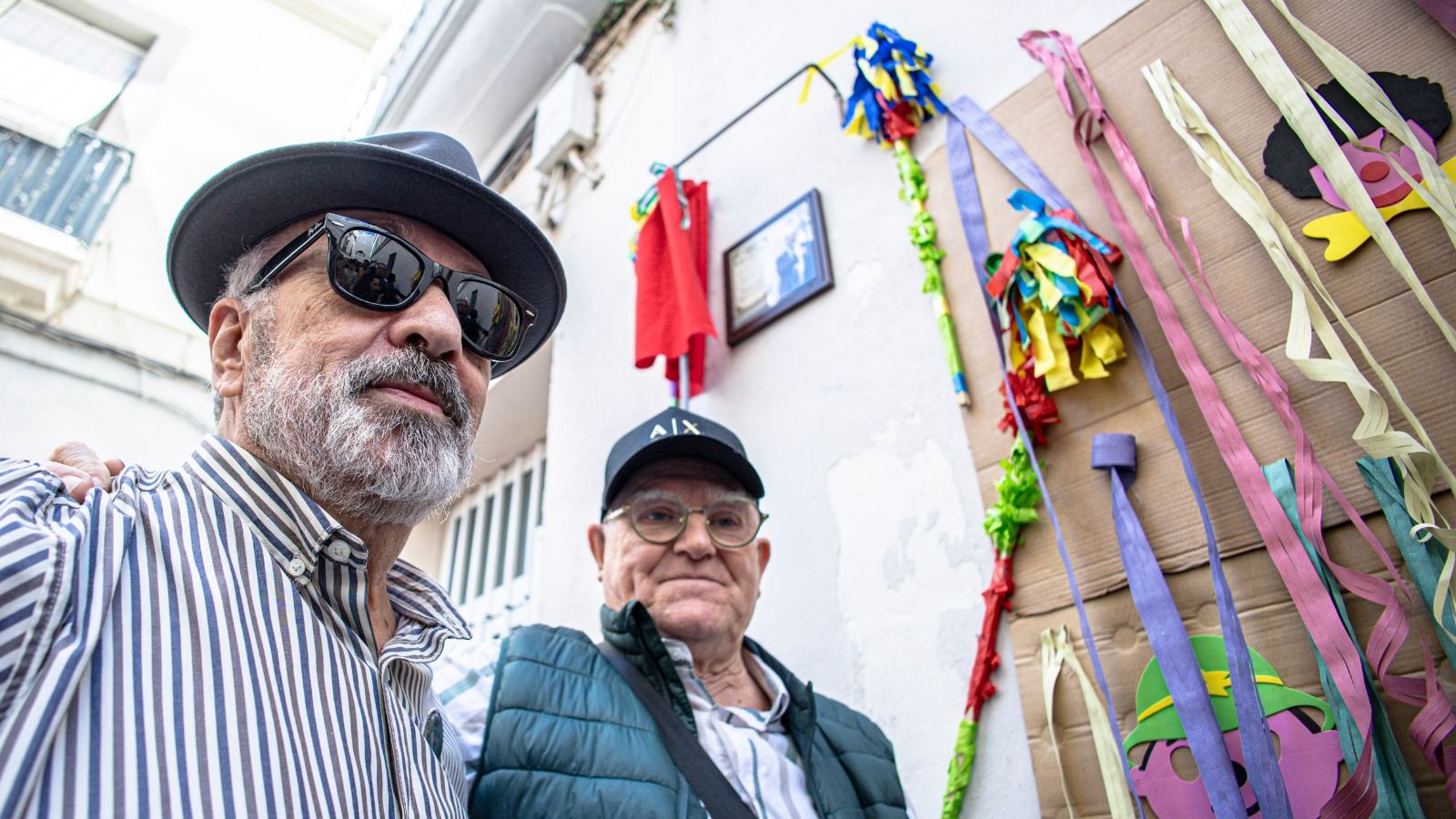 Antonio Martín junto a Miguel Domínguez Parrilla, ante la placa en su csa natal.