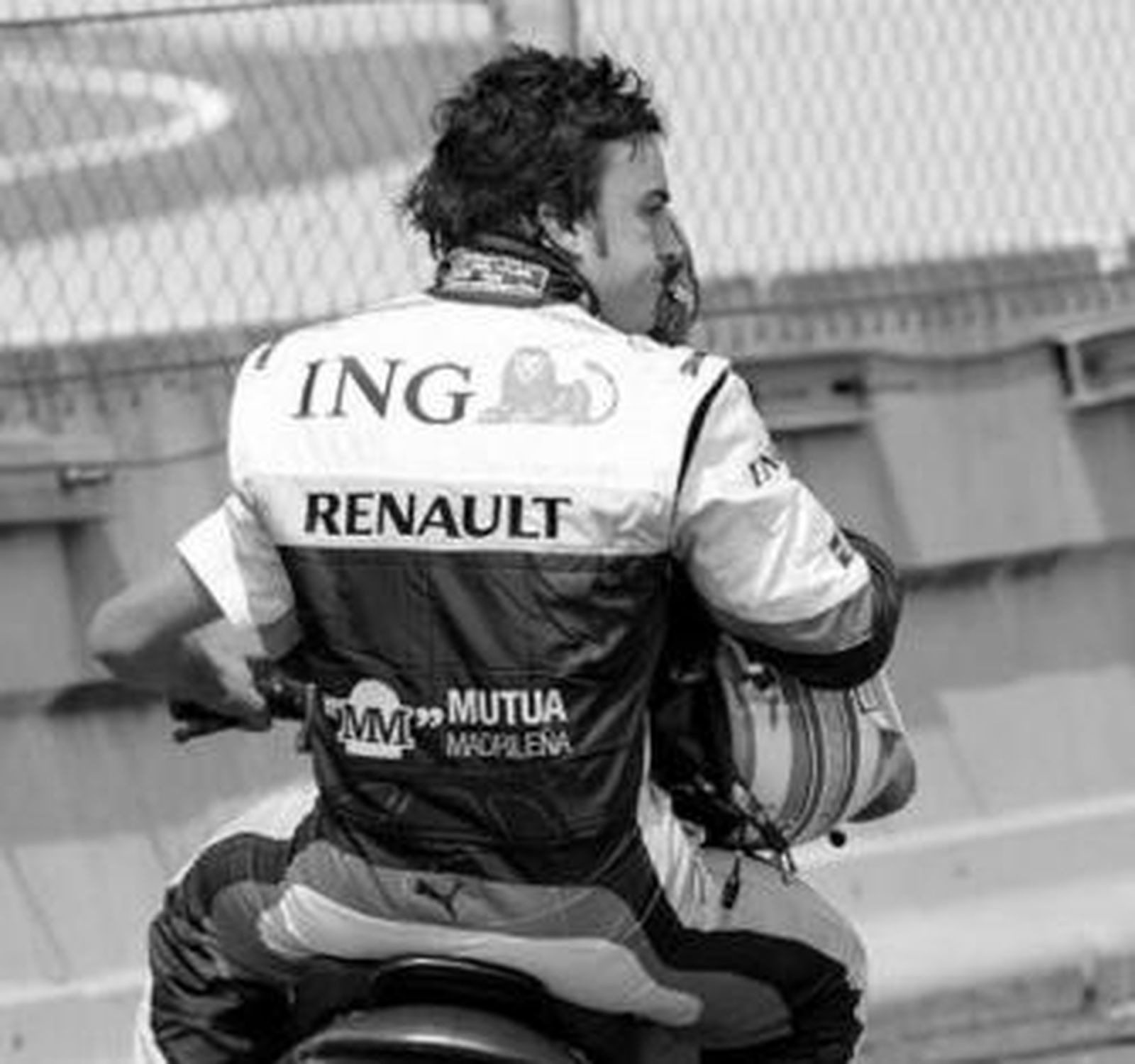 Fernando Alonso sale de la pista tras abandonar.