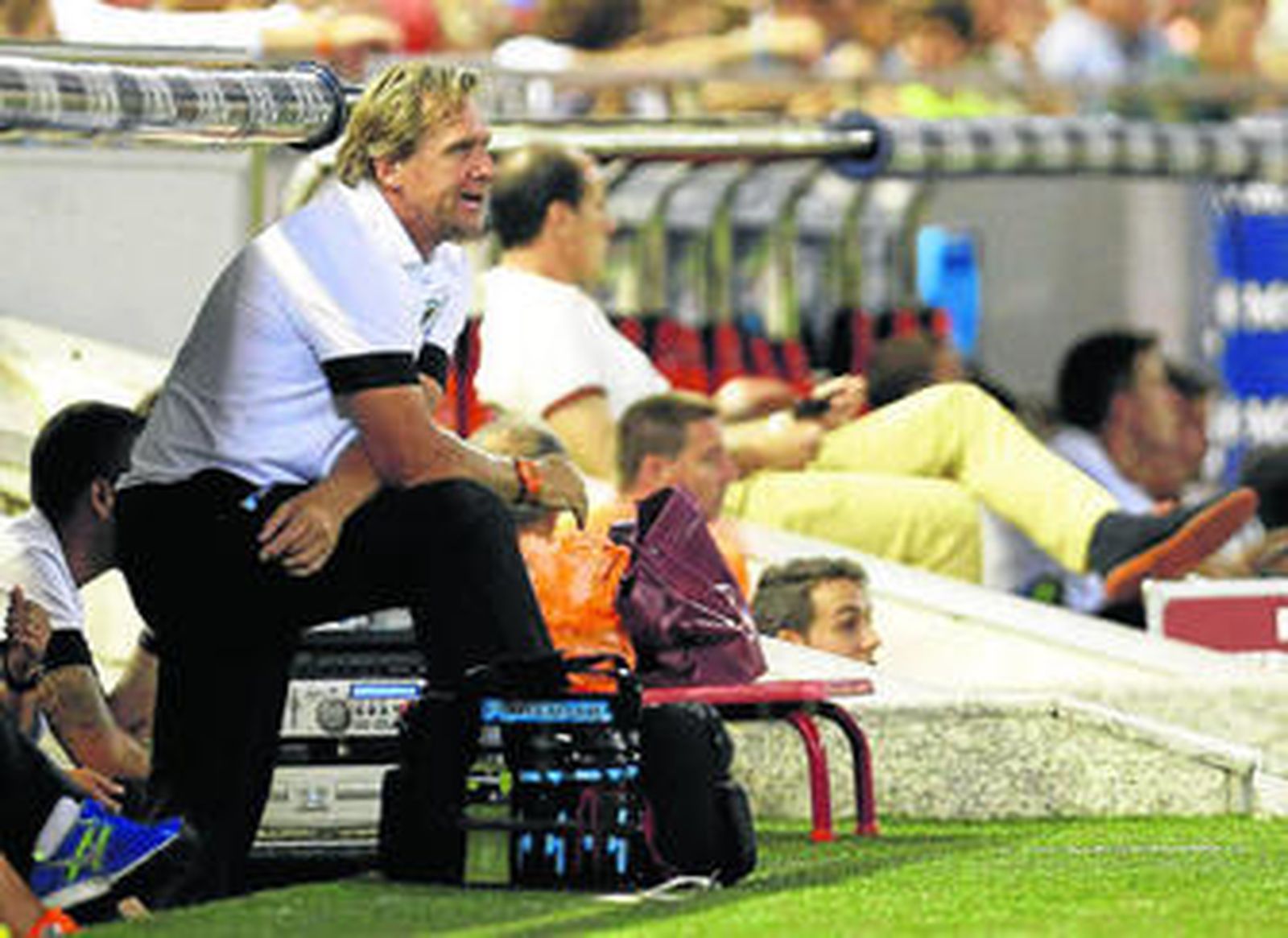 Schuster da instrucciones desde el banquillo de Mestalla.