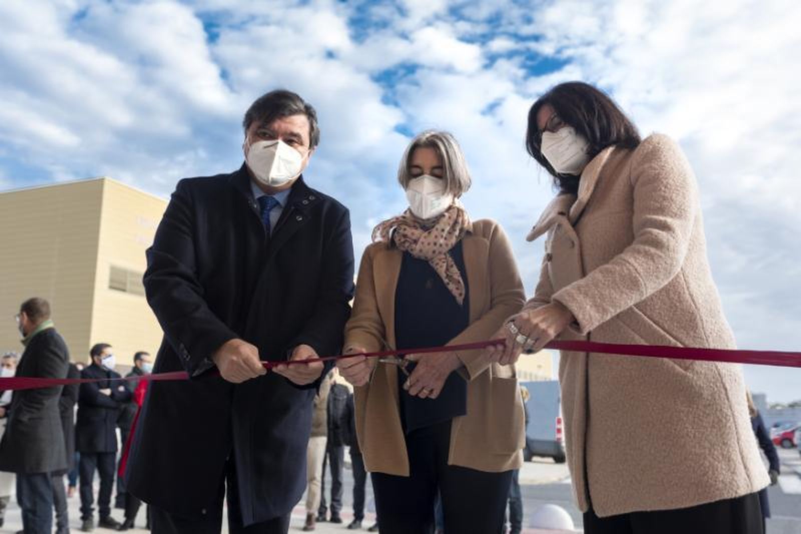 Gabriel Cruz, Fiona Donovan y María Antonia Peña en la inauguración del aula al aire libre de la UHU.