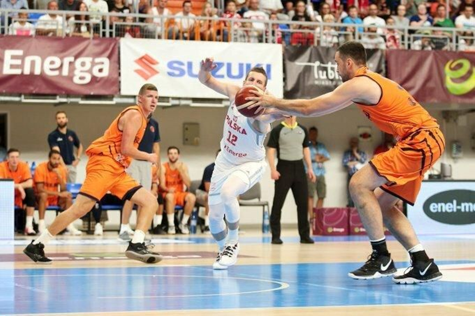 Adam Waczynski disputa un balón con Morgan Stilma al fondo. Adam Waczynski disputa un balón con Morgan Stilma al fondo.
