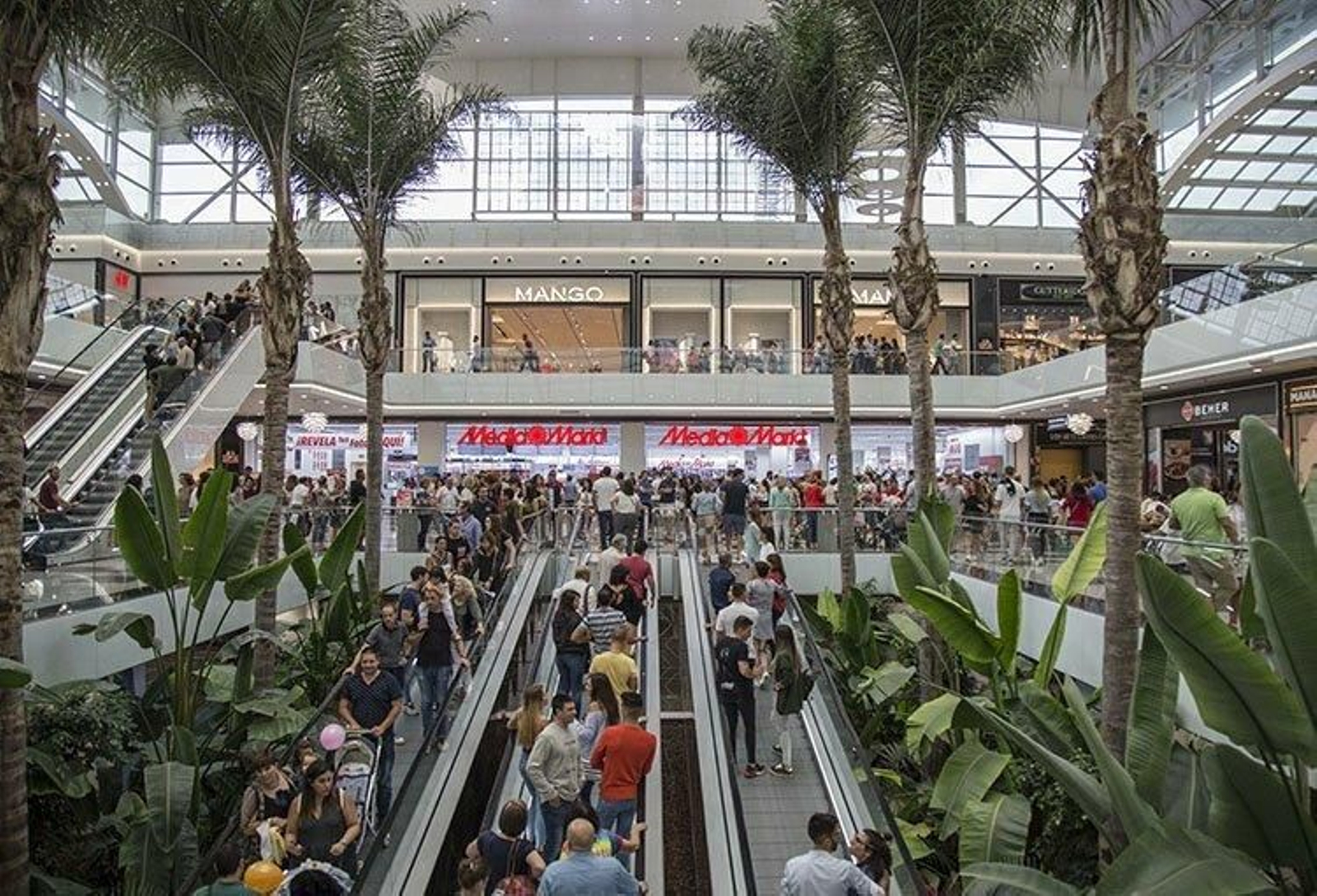 ¿Quieres trabajar en el centro comercial Nevada? Isla Tortuga oferta 50 empleos en Granada