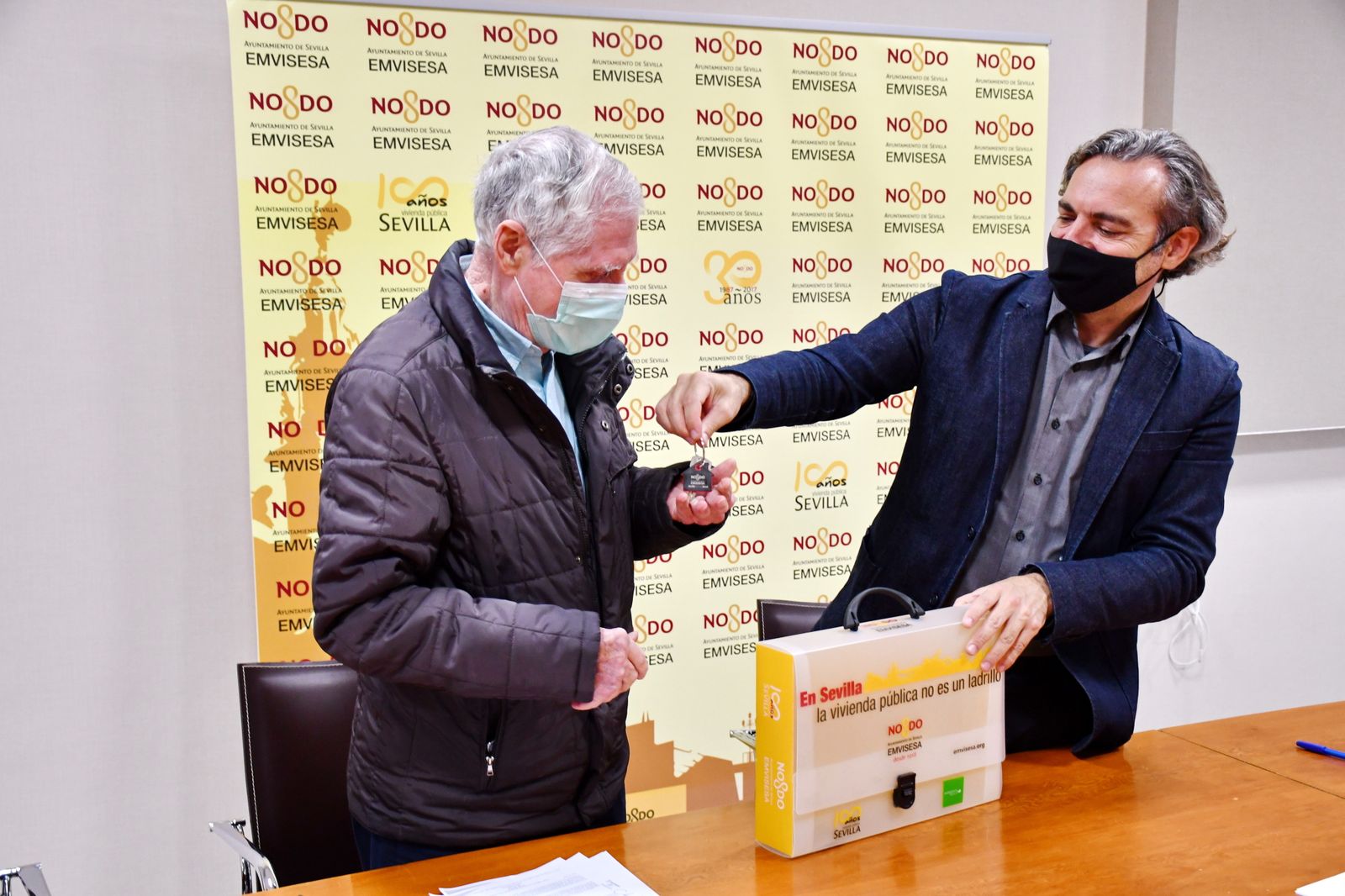 El gerente Felipe Castro entrega la llave al beneficiario de Rochelambert.