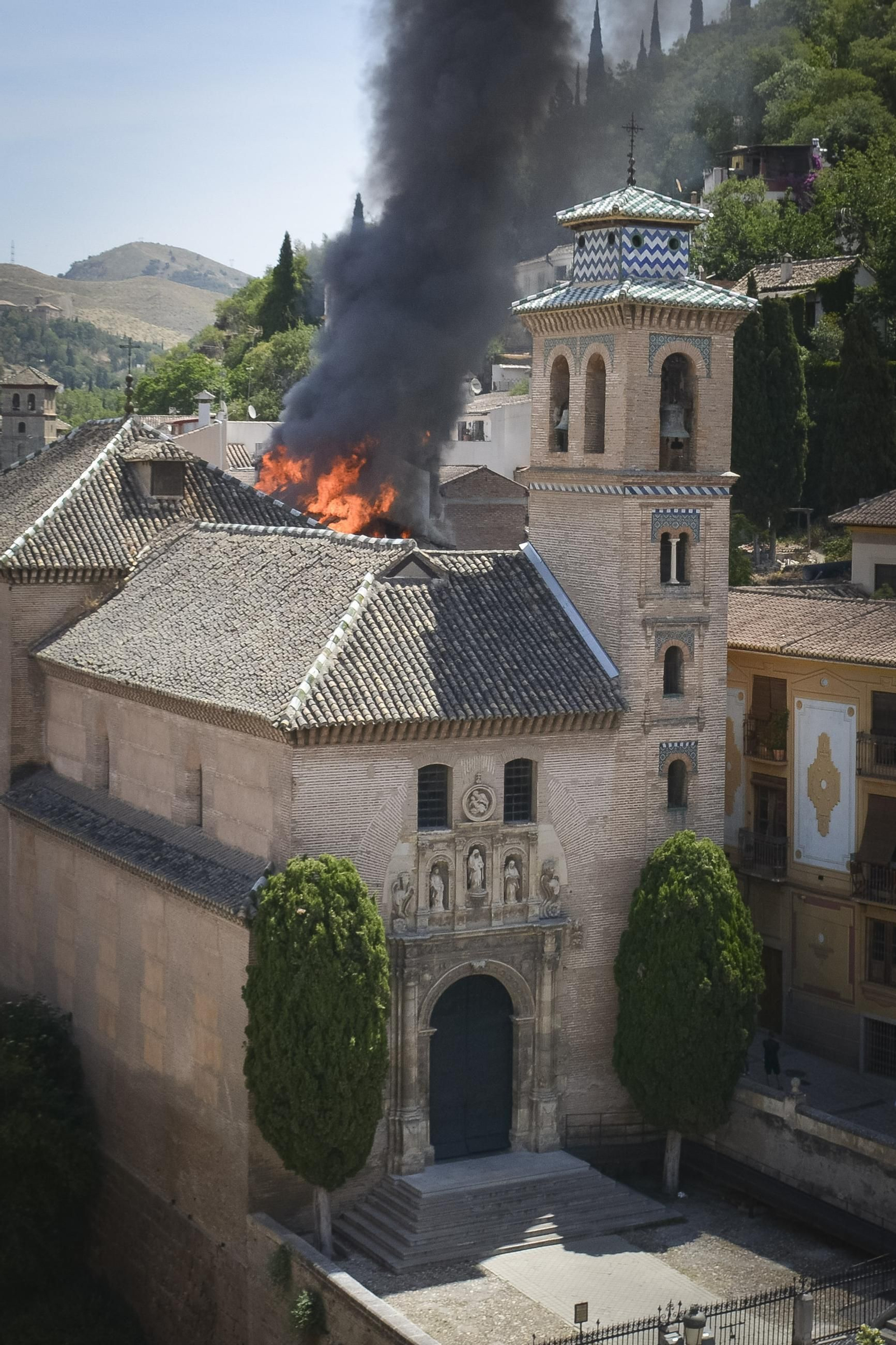 Las imágenes del incendio del edificio cercano a la iglesia de Santa Ana de Granada