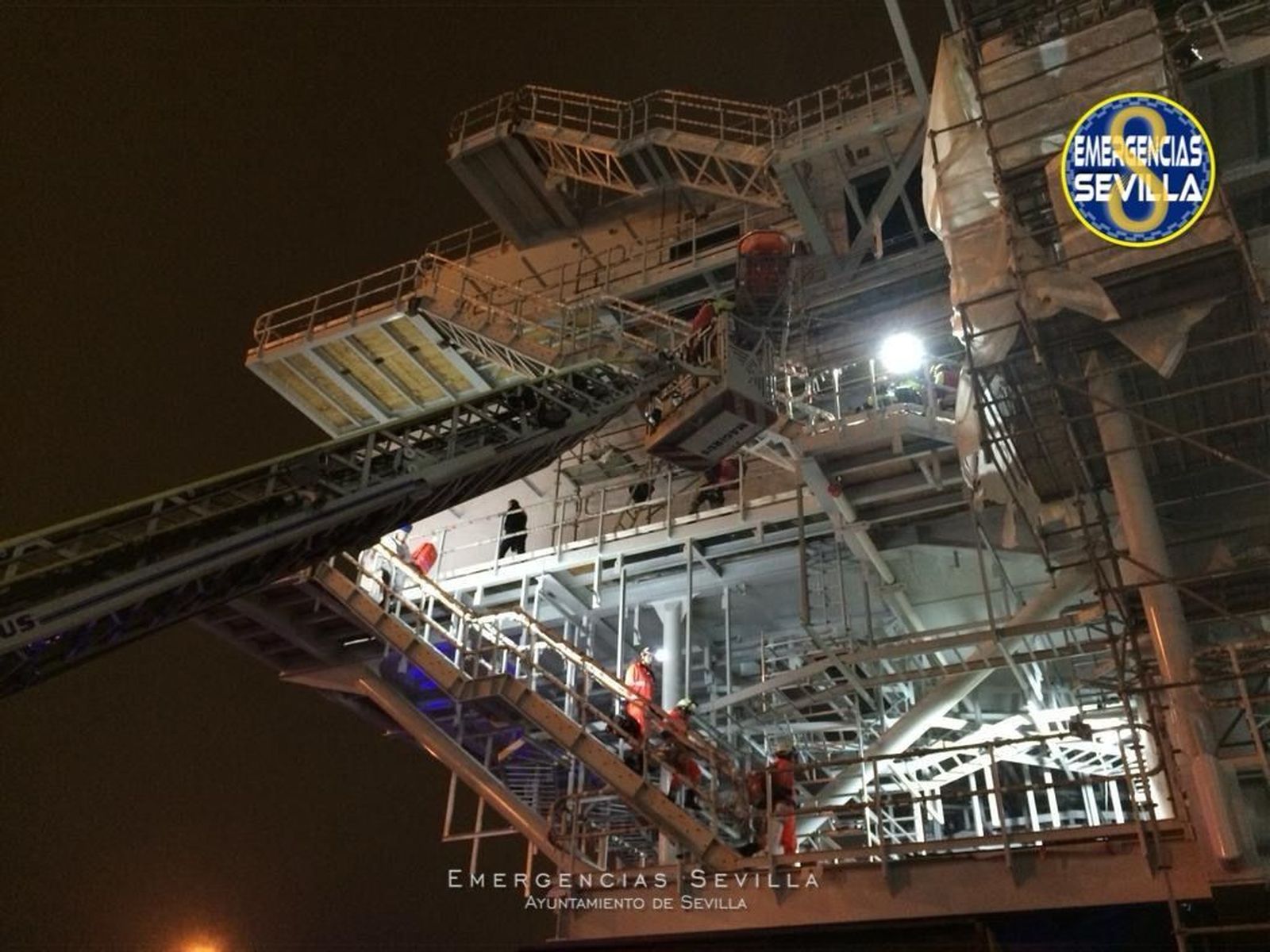 Los servicios de rescate y emergencias sanitarias evacúan al hombre herido.