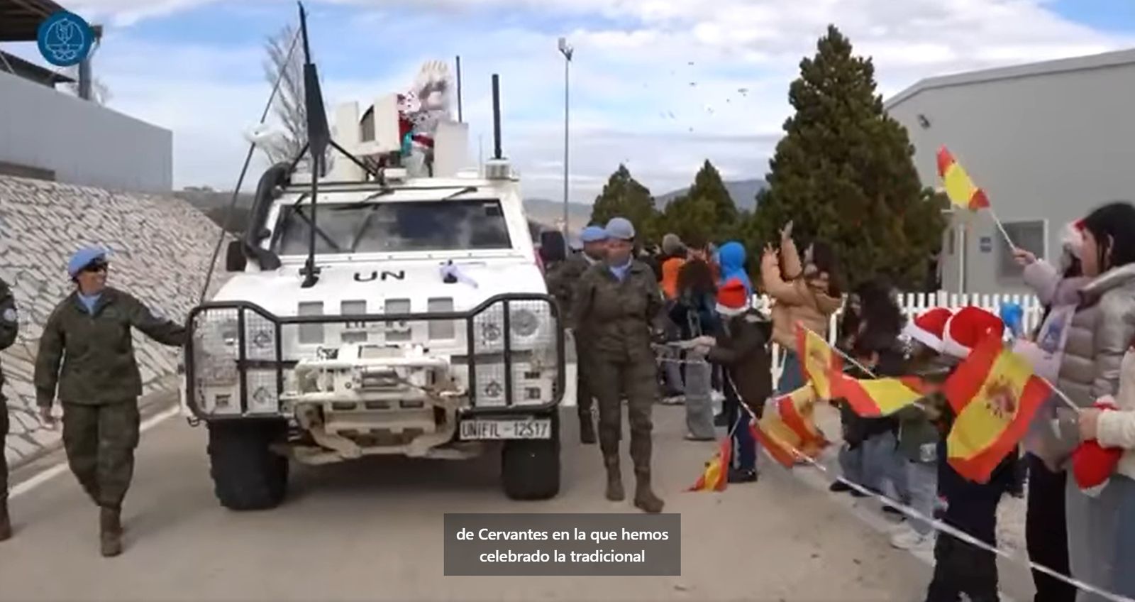 Reparto de regalos y caramelos en la base de Líbano.