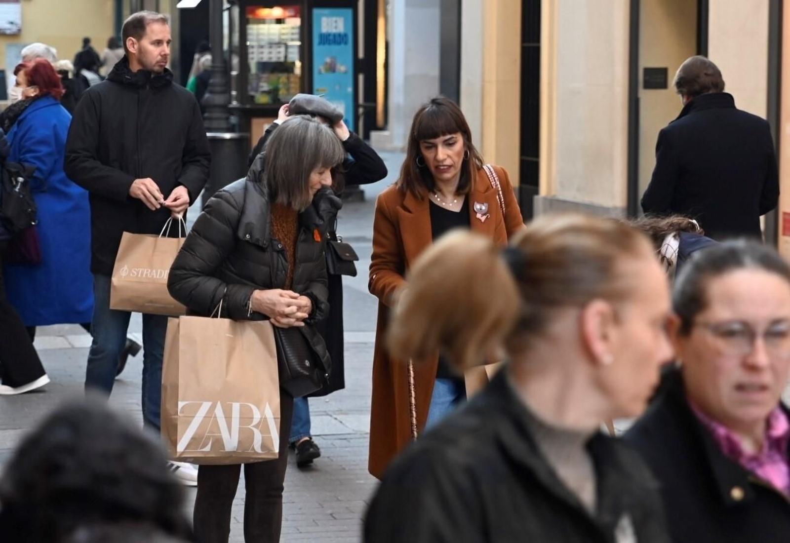 Las cordobeses se echan a la calle el primer día de las rebajas de invierno, en imágenes