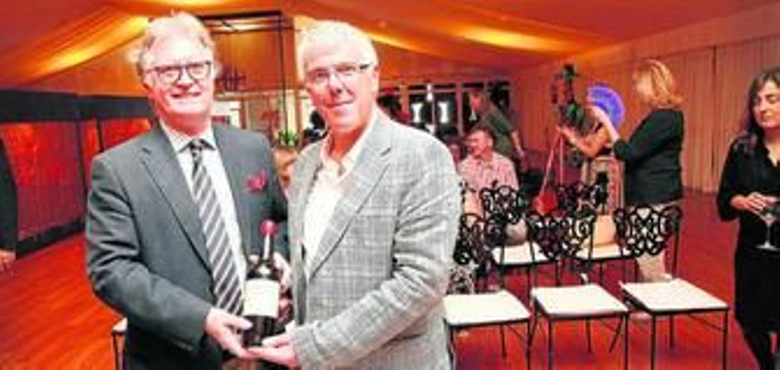 Gerry Rylance, director de Tenidiomas, ayer junto a un miembro del Cambridge English Language Assessment durante el acto celebrado en González Byass.