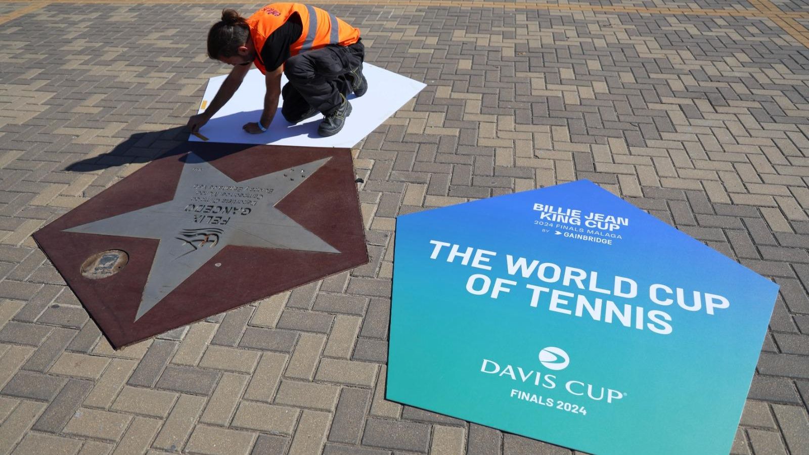 La pancarta de homenaje a Rafa Nadal en el Ciudad de Málaga, en imágenes