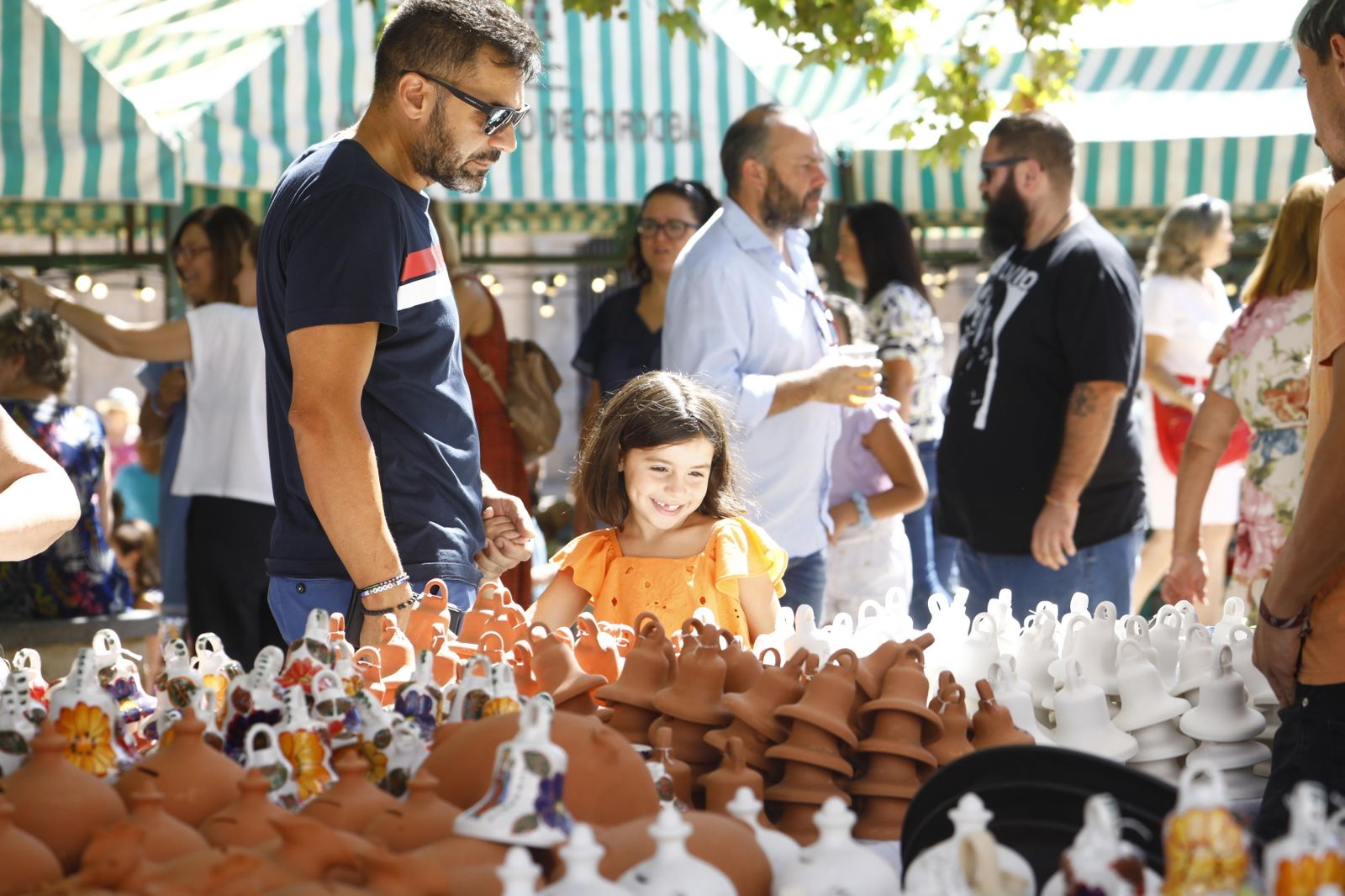 Una pequeña elije su tradicional campanita.