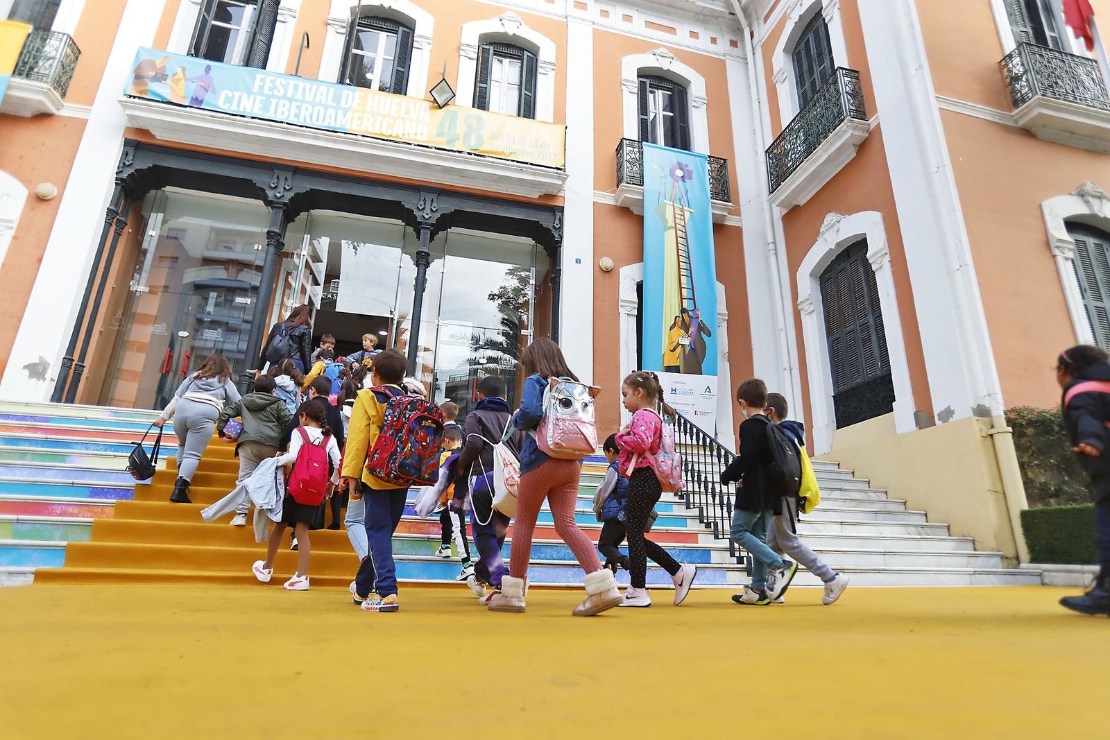 Estudiantes de Huelva acuden al Gran Teatro en el marco del Festival de Cine.