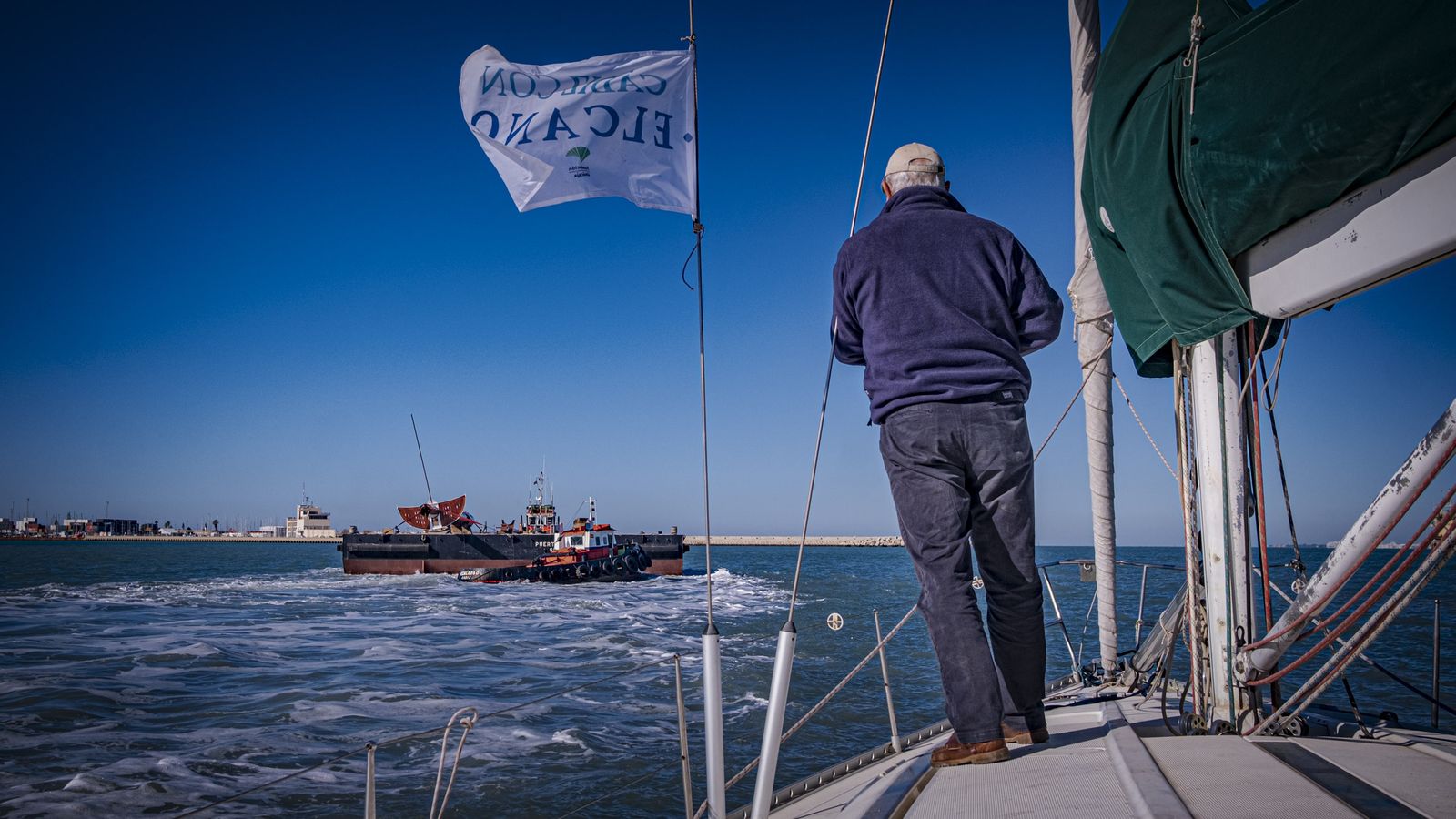 Las imágenes del  traslado por mar del mástil del buque escuela Juan Sebastian Elcano a la Punta de San Felipe