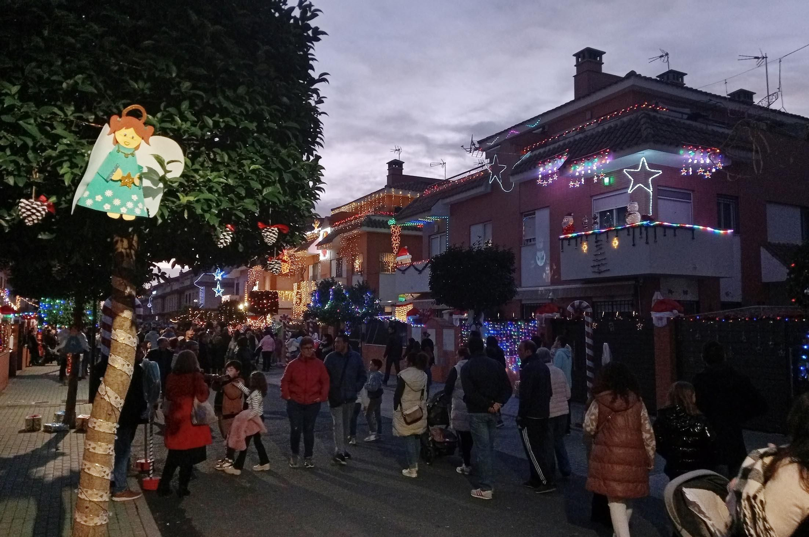 Imágenes de la calle del Grinch de Corrales, Huelva