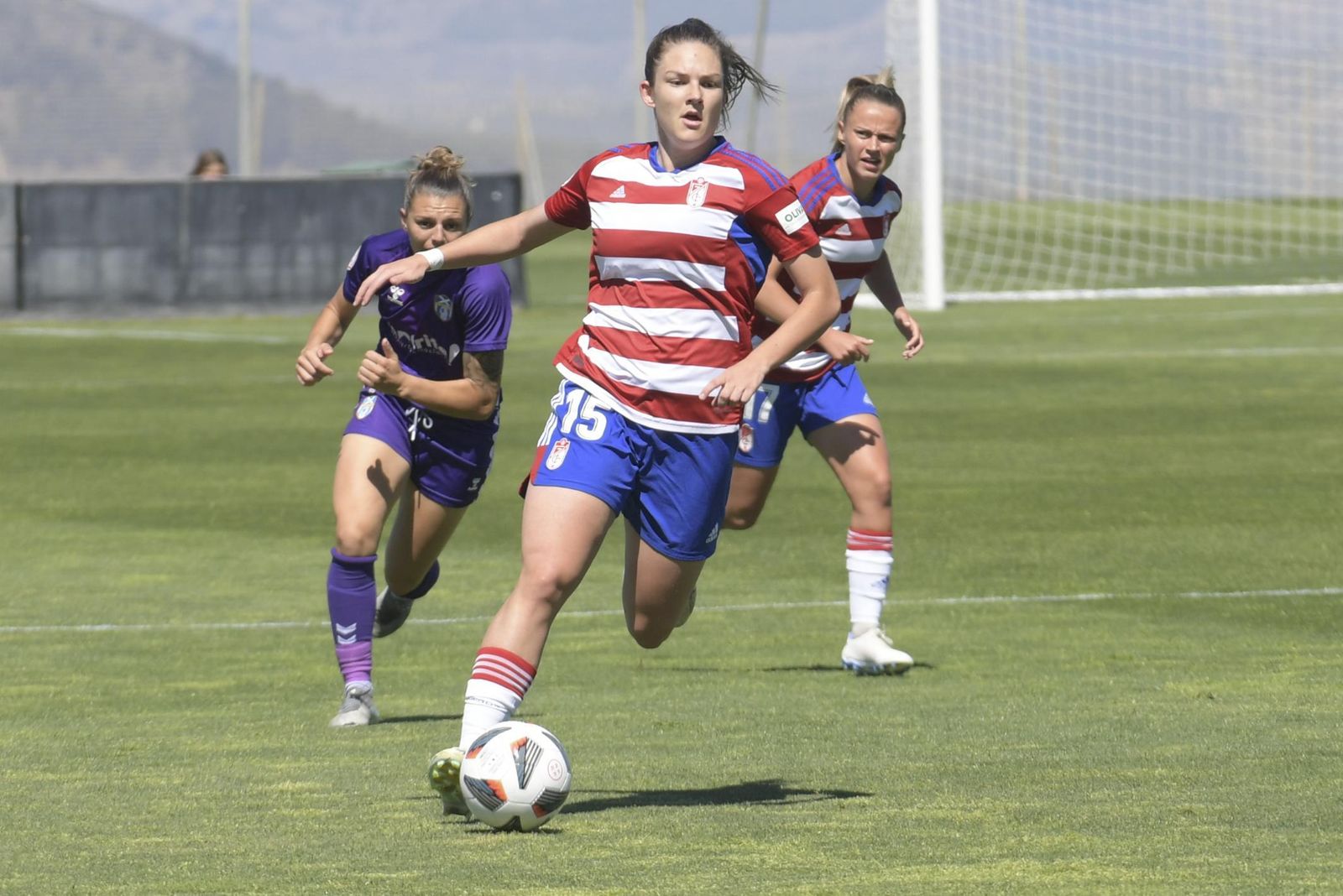 María Macías avanza con el balón ante el Granadilla Tenerife 'B'.