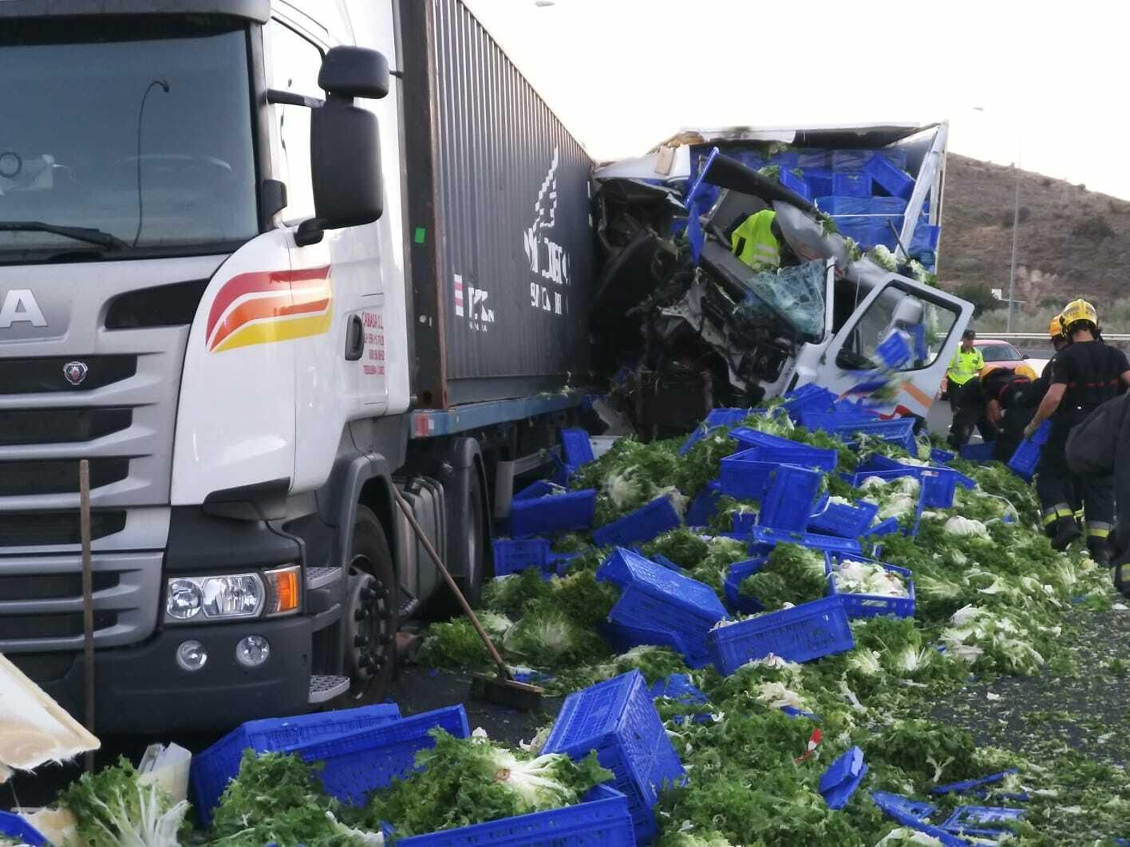 Un accidente  entre dos camiones en la A7 sentido Torremolinos causa 13 kilómetros de retención