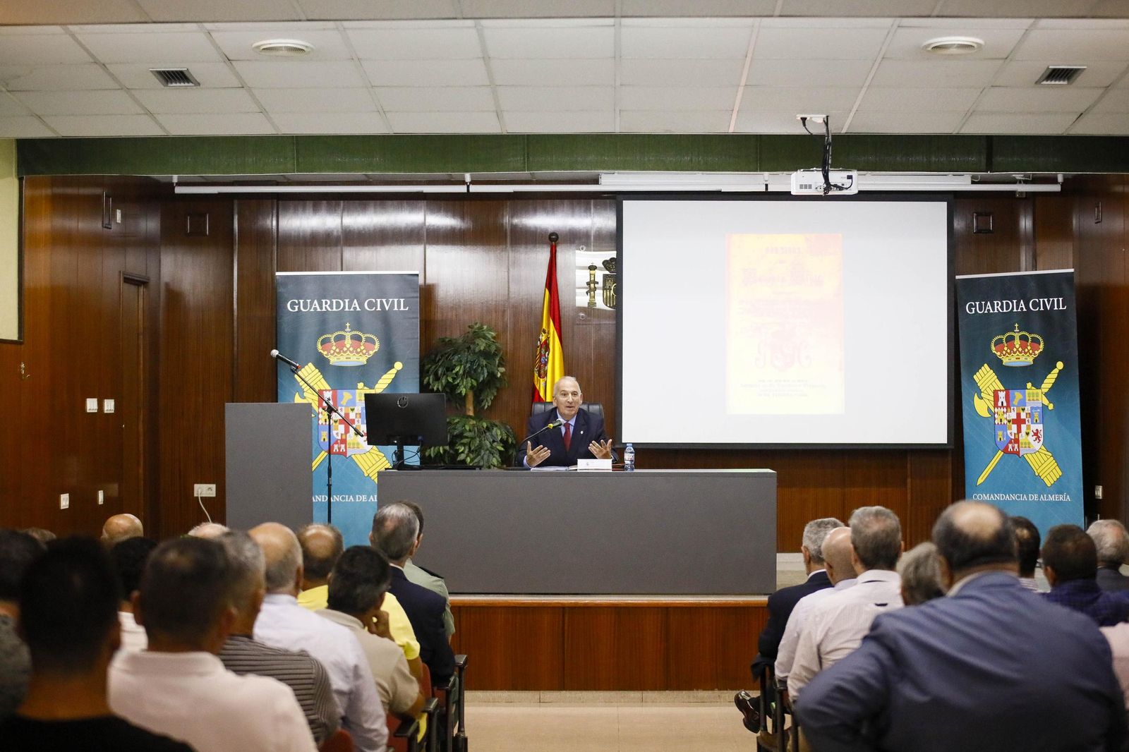 Las imágenes de la charla de Jesús Narciso Núñez Calvo sobre 'La creación de la Guardia Civil como nuevo modelo de seguridad pública' en Almería