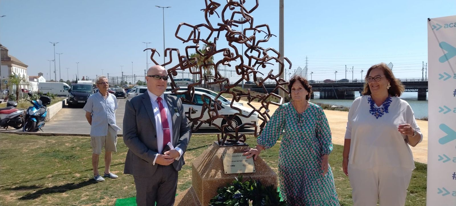 Víctimas y familiares, ante el monumento inaugurado en 2023 en Pozos Dulces.