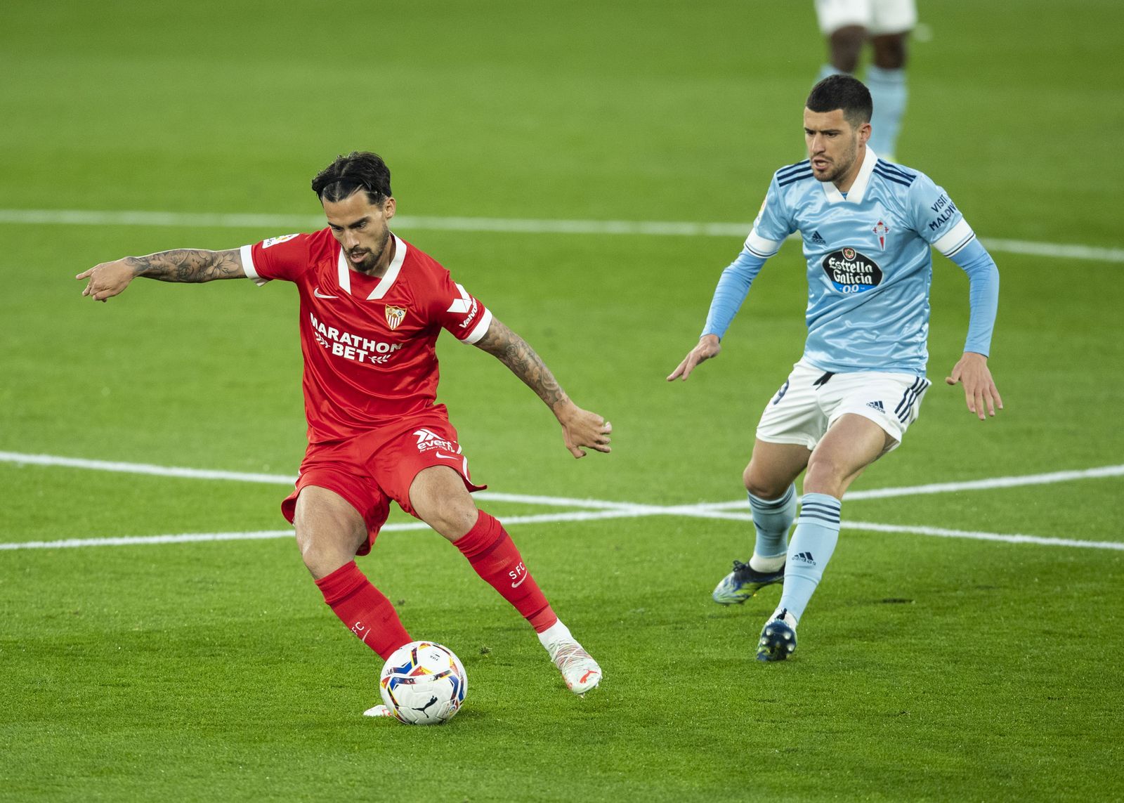 Suso toca la pelota ante el lateral Aarón.