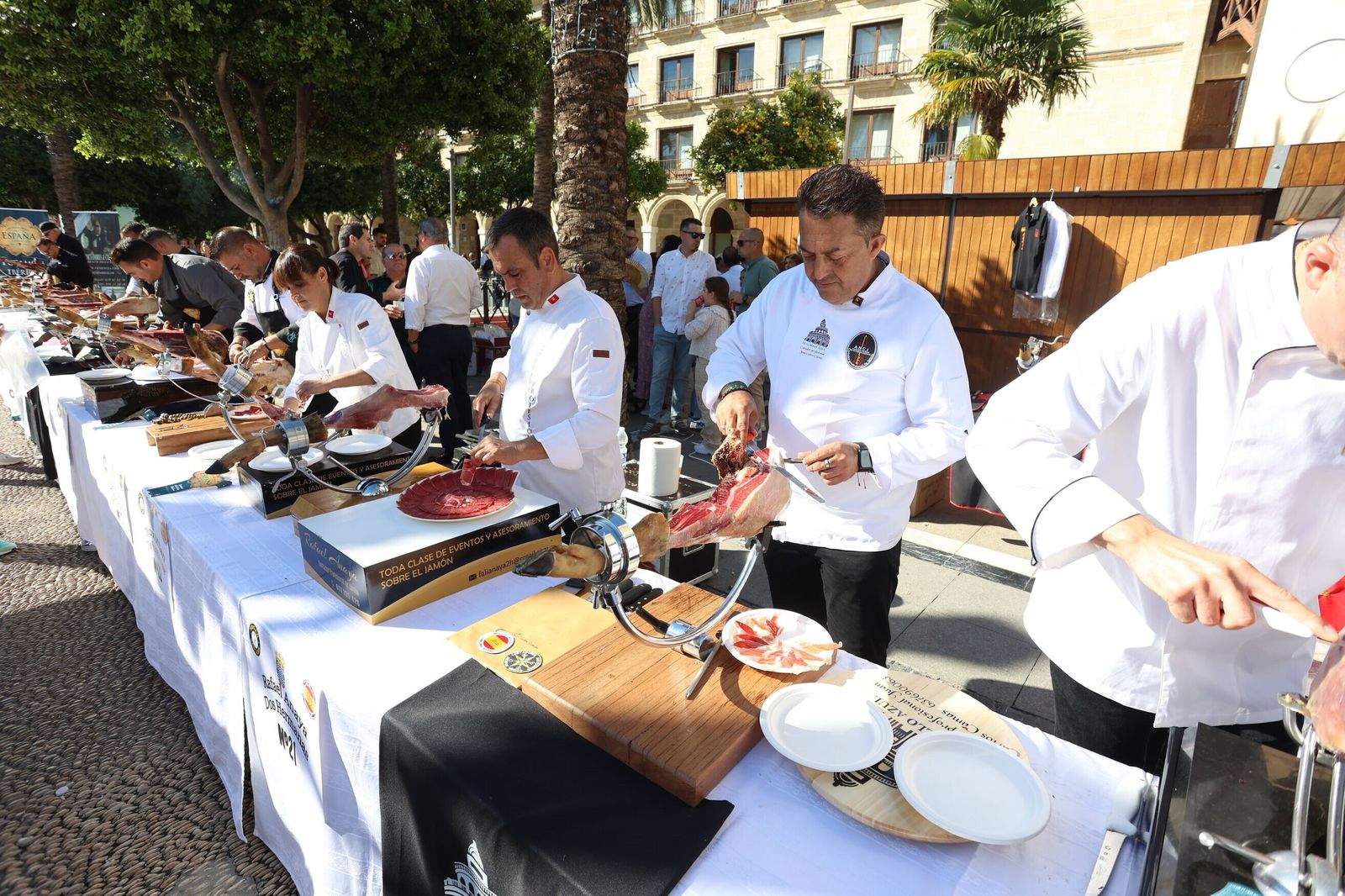 Cortadores de jamón en la plaza del Arenal a beneficio del Hogar San Juan