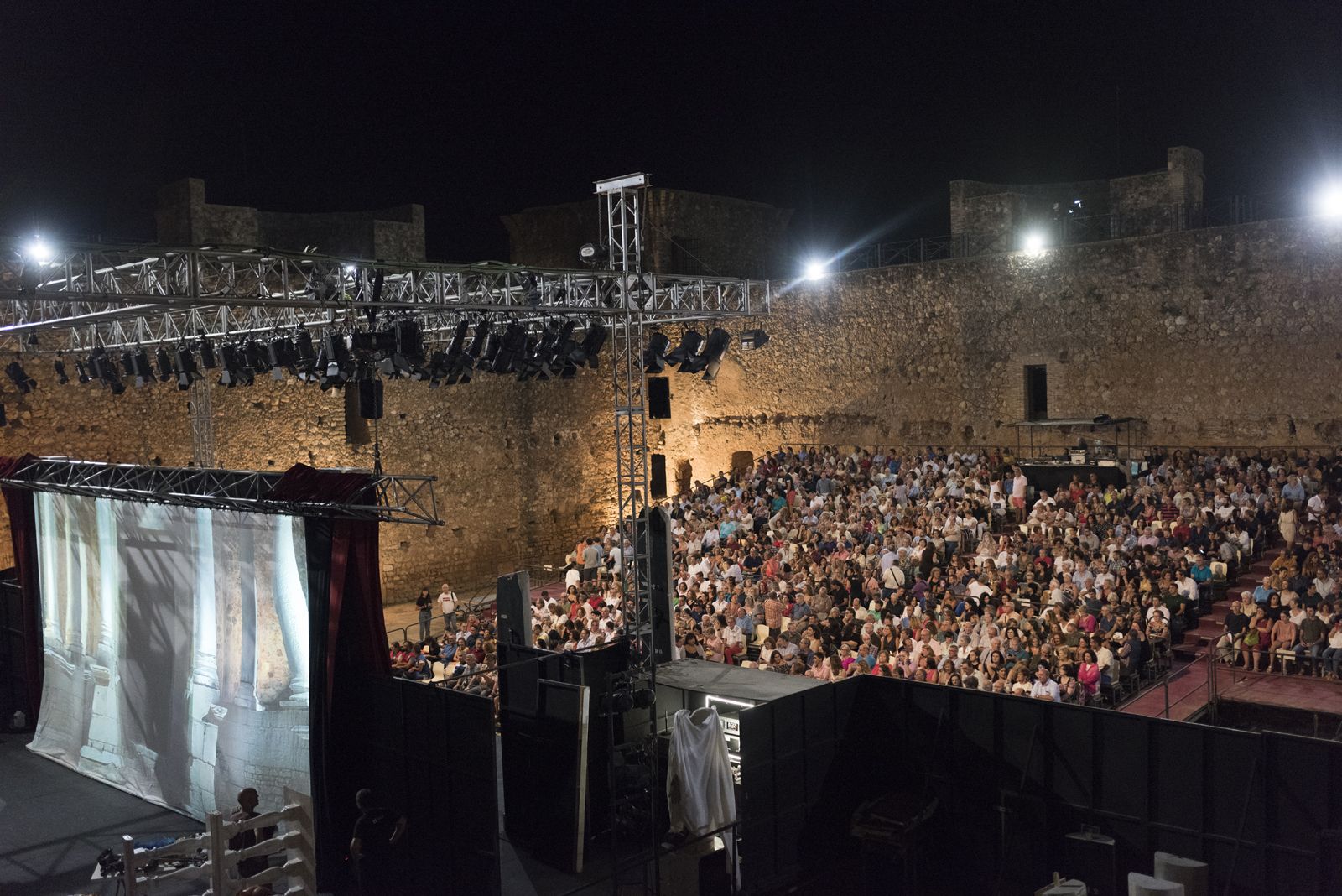 Grada repleta de público para seguir 'Ben Hur', última obra del Festival Castillo de Niebla.