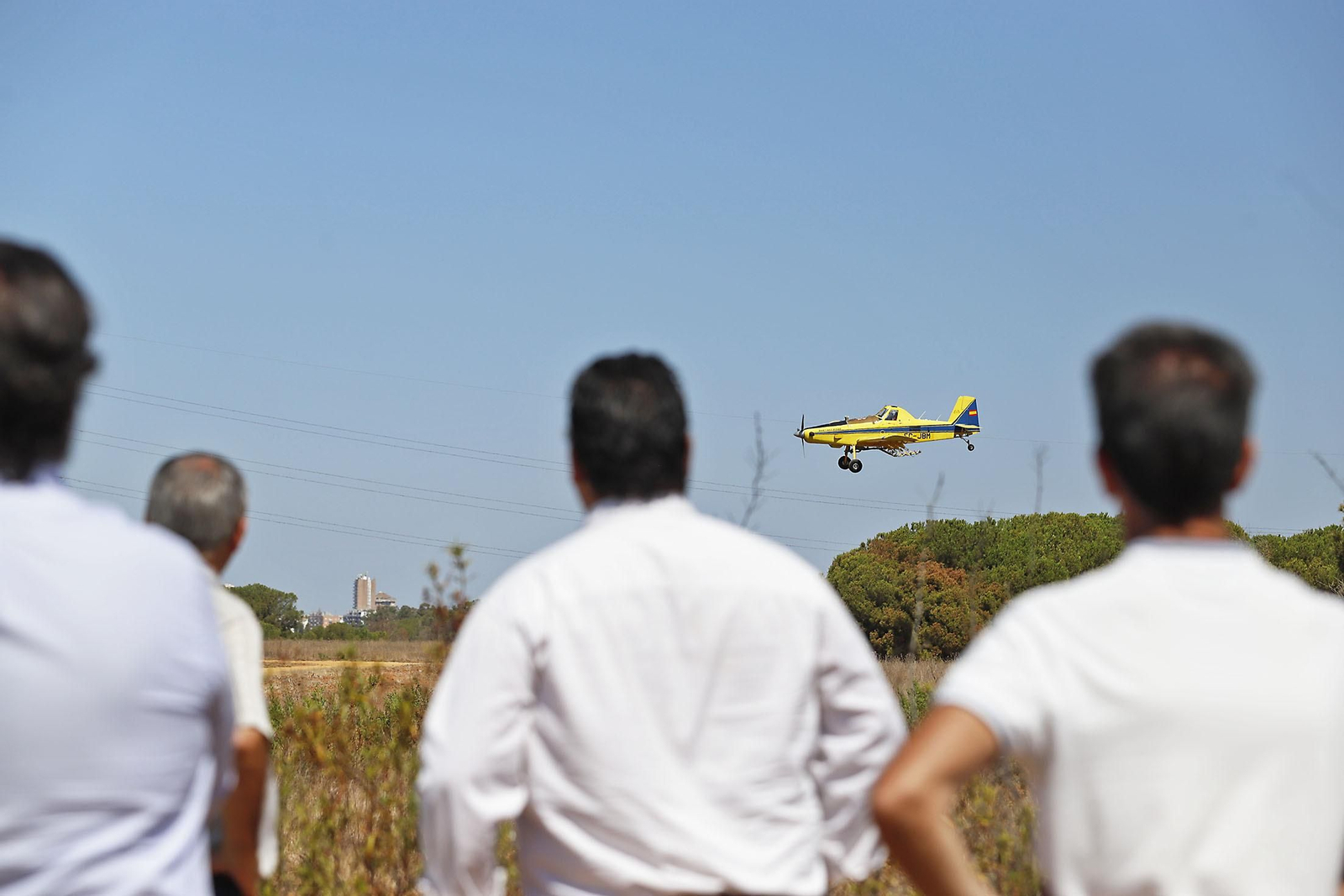 Imágenes del vuelo demostrativo de los medios aéreos del servicio de control de mosquitos