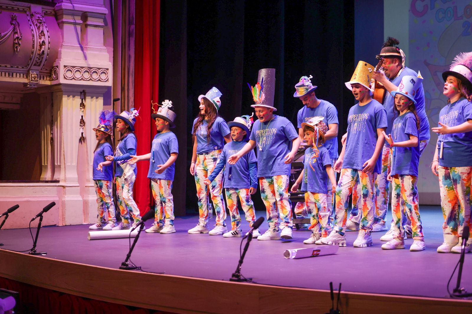 Imágenes de la actuación de la comparsa infantil de Huelva "La alegría de vivir" en el Carnaval Colombino