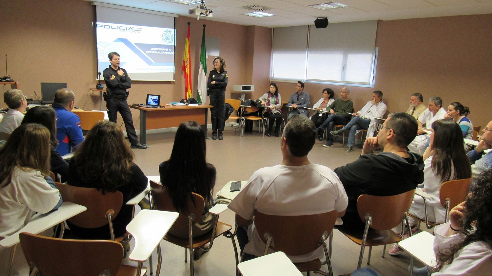 El Hospital de Alta Resolución El Toyo acoge un taller para la prevención de agresiones