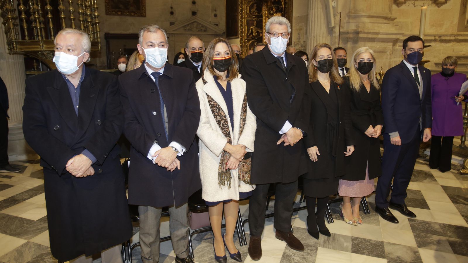 El senador y ex vicepresidente del Gobierno, Javier Arenas, José Luis Sanz, Reyes Romero, Ricardo Tarno, Sol Cruz-Guzmán, Patricia del Pozo y el presidente Juanma Moreno.