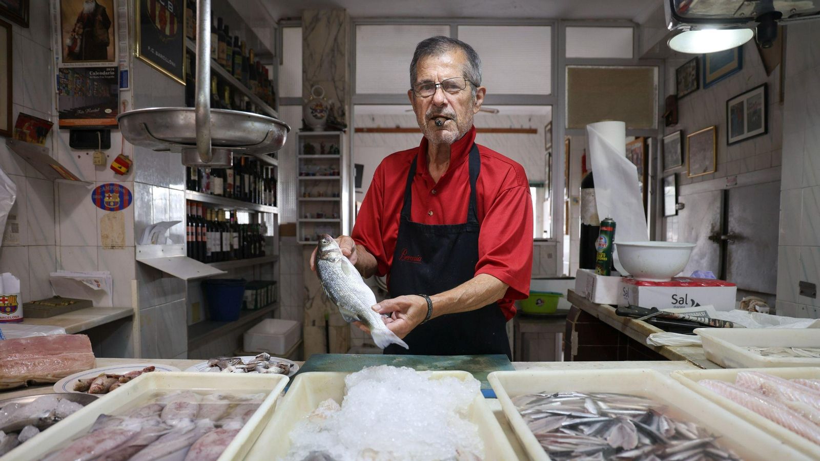 'El Bere' con una lubina en la mano.