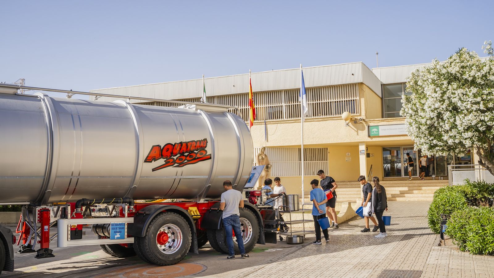 Los camiones han surtido de agua a los centros educativos del municipio.