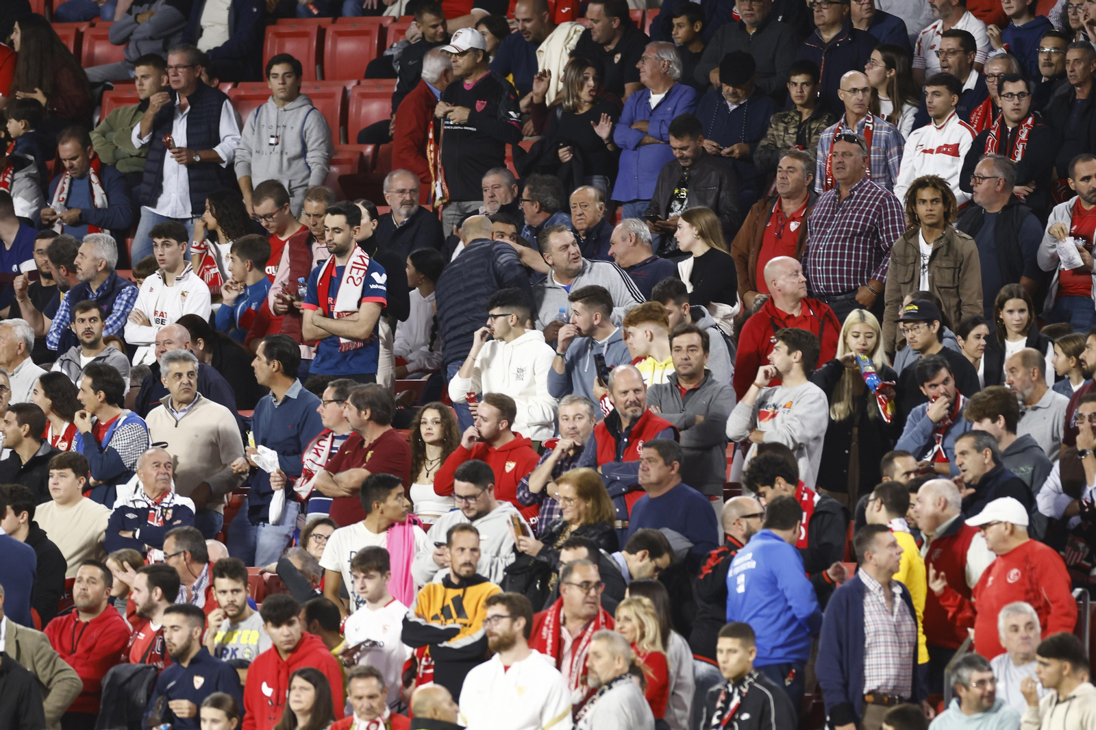 Búscate en las fotos del Sevilla FC-Real Sociedad